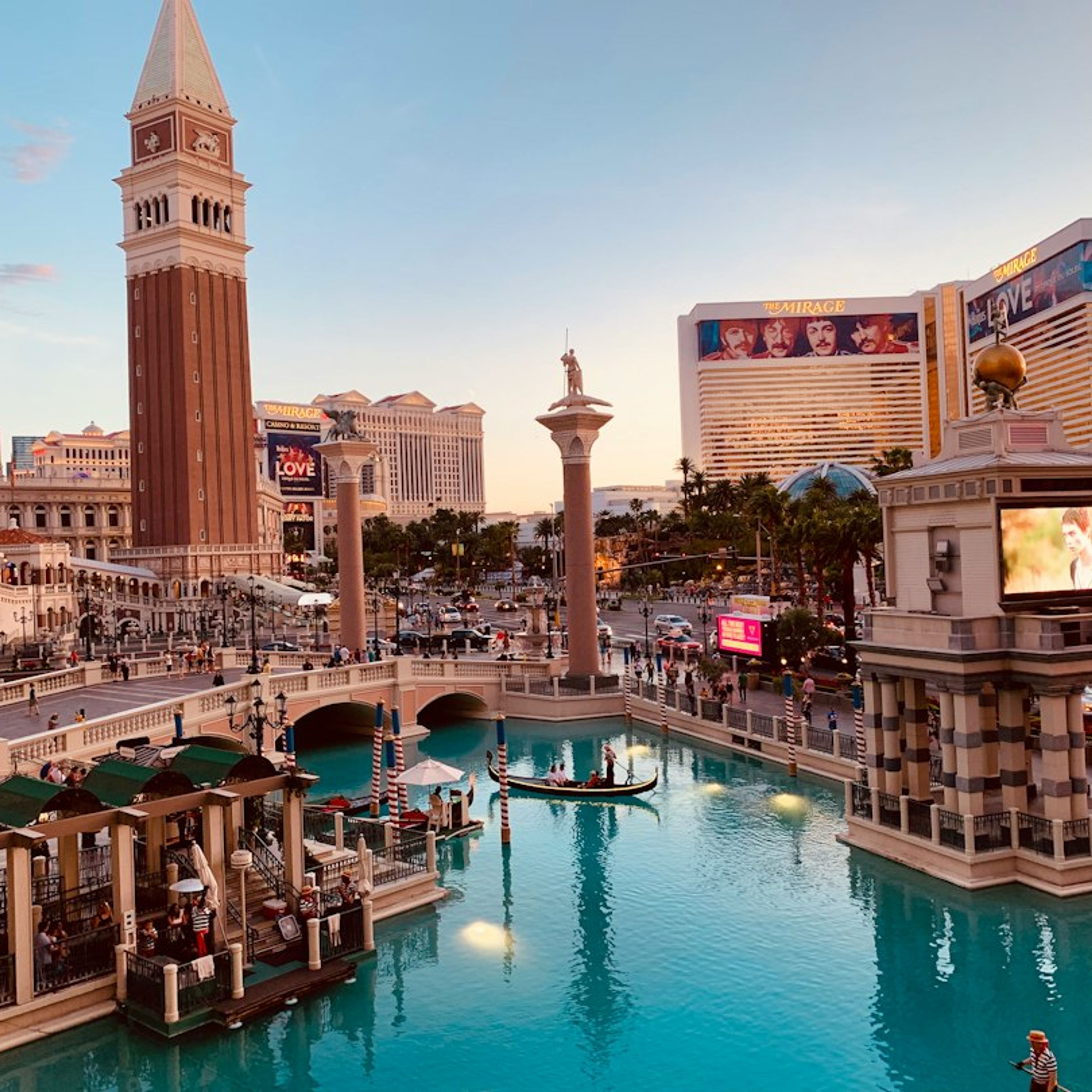 Las Vegas in October: Weather, Pool Season and Shows