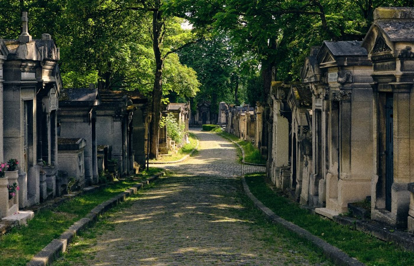 Pere Lachaise Cemetery - 5,000 Trees Over the Cobbles
