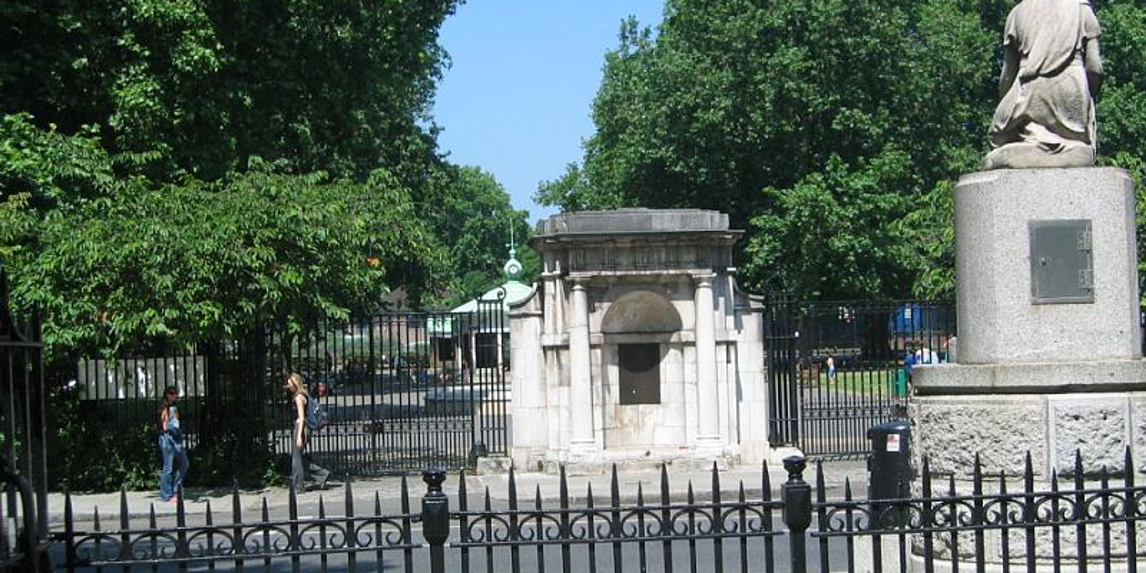 Hotels near Coram's Fields