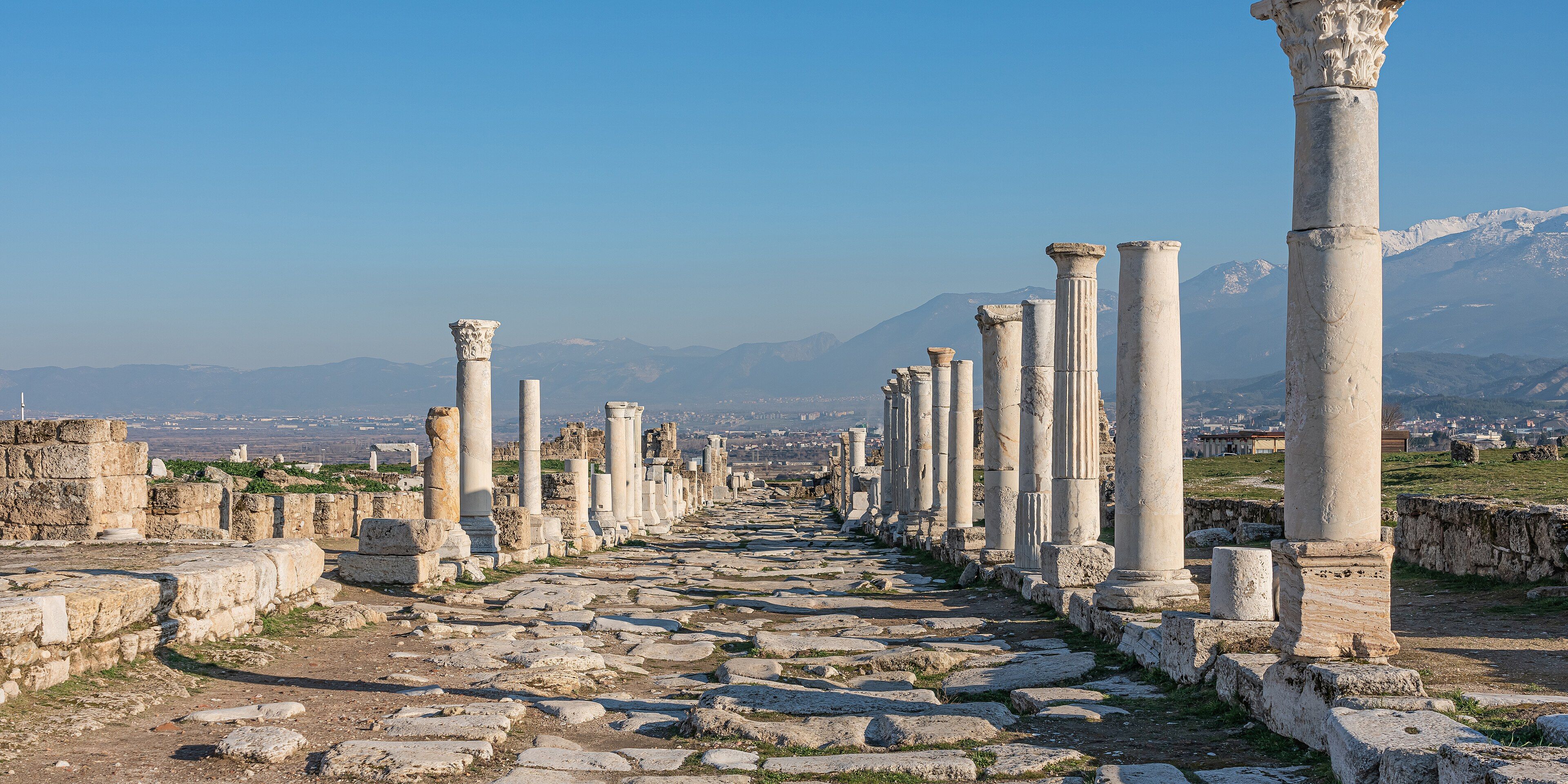 Hotels near Laodicea on the Lycus