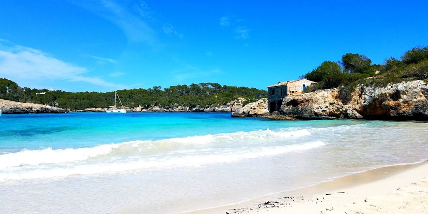 Hotels near Cala Salada and Cala Saladeta