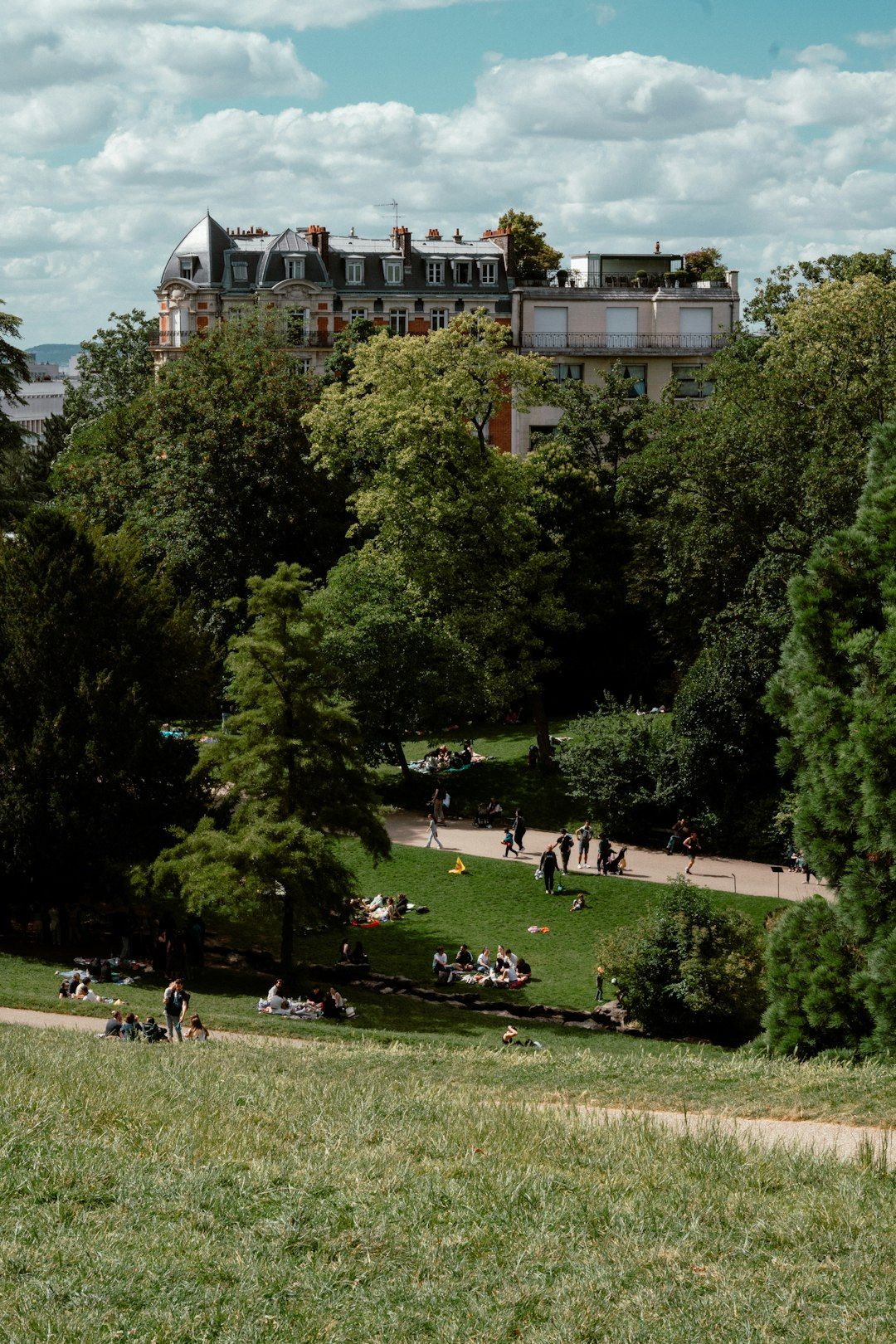 Parc des Buttes-Chaumont - A Cliff, a Lake and Local Crowds