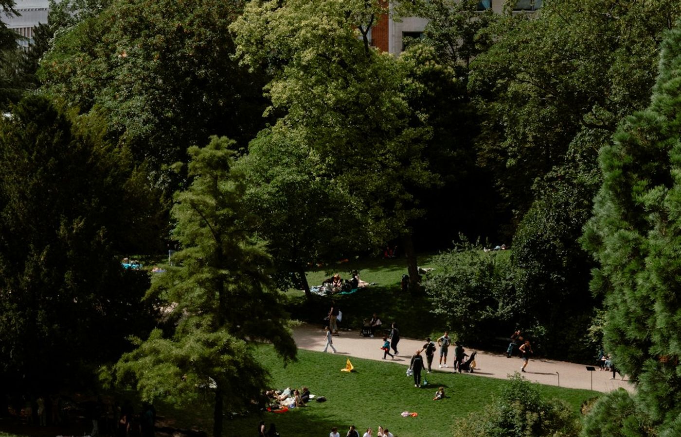 Parc des Buttes-Chaumont - A Cliff, a Lake and Local Crowds
