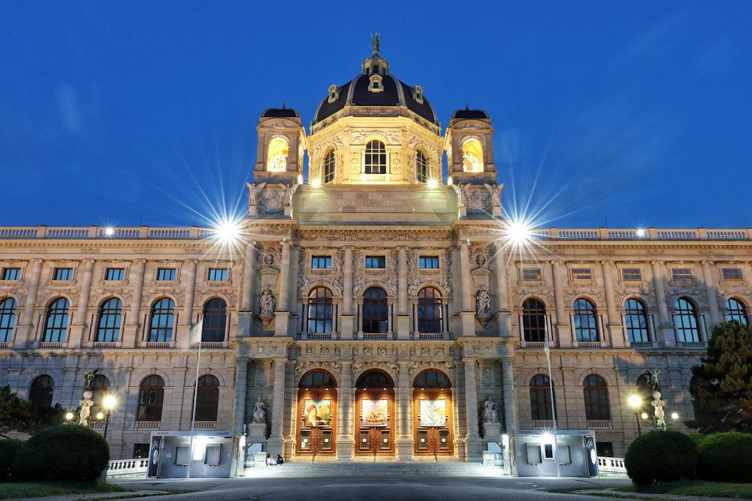 Kunsthistorisches Museum - Twelve Bruegels and a Domed Cafe