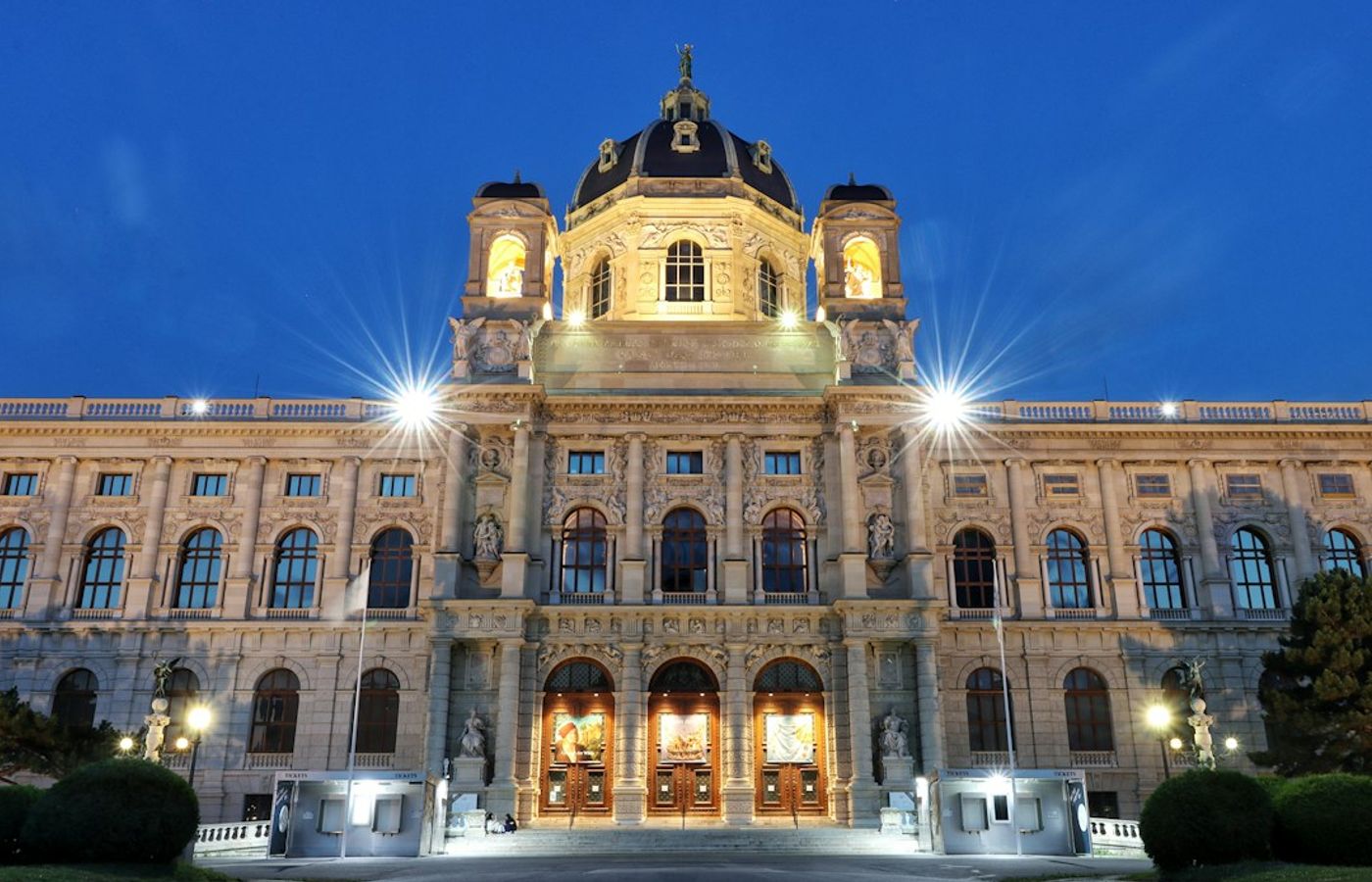 Kunsthistorisches Museum - Twelve Bruegels and a Domed Cafe