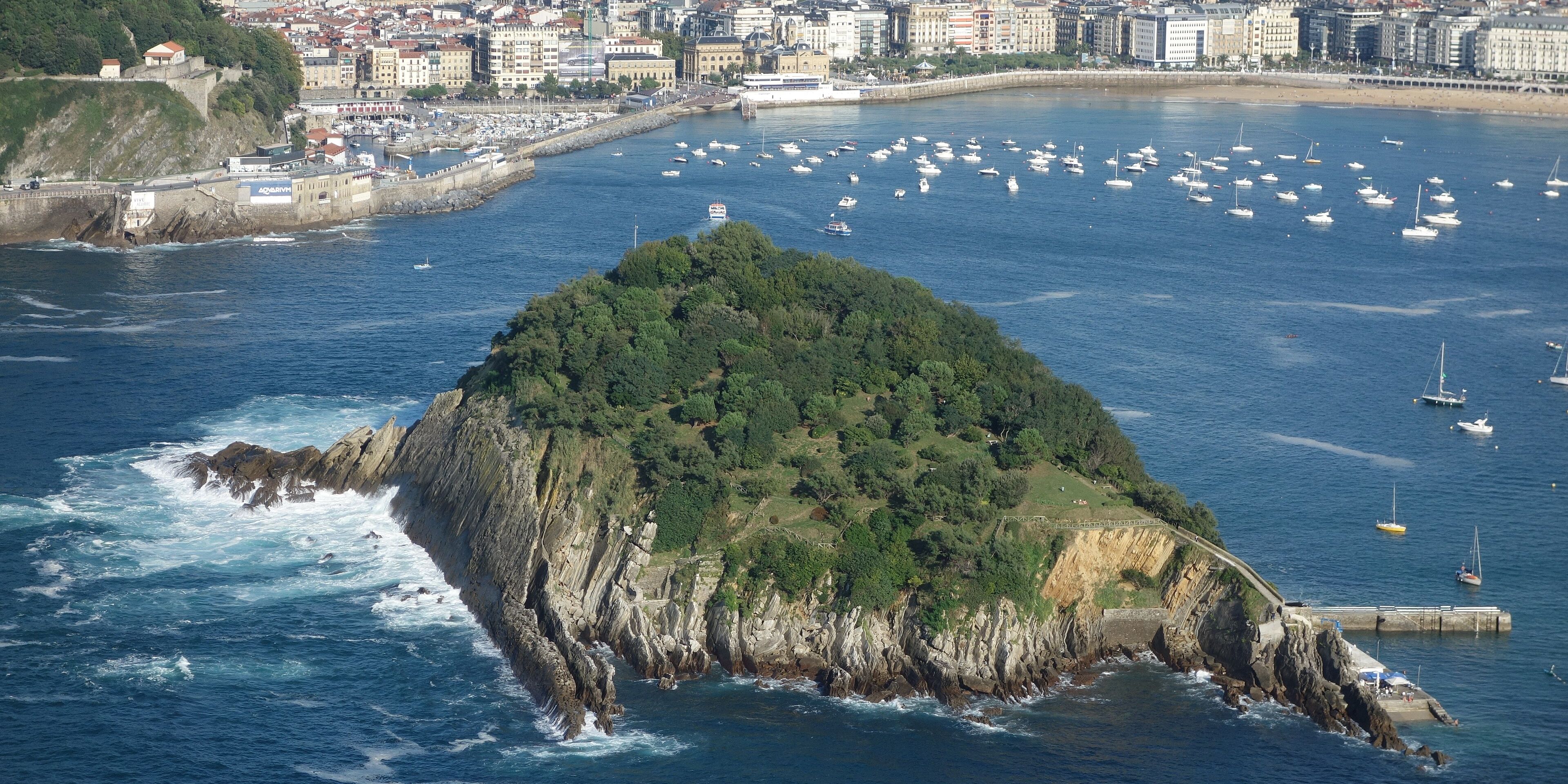 Hotels near Isla de Santa Clara
