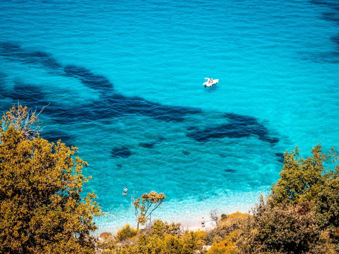 Mirror Beach (Pasqyra) - The Clear-Water Cove