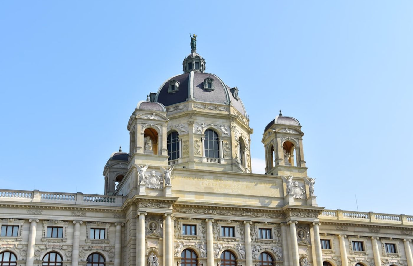 Natural History Museum Vienna - Dinosaurs, Gems, and the Venus of Willendorf