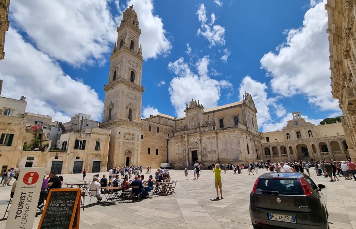 Piazza del Duomo - The Enclosed Baroque Square