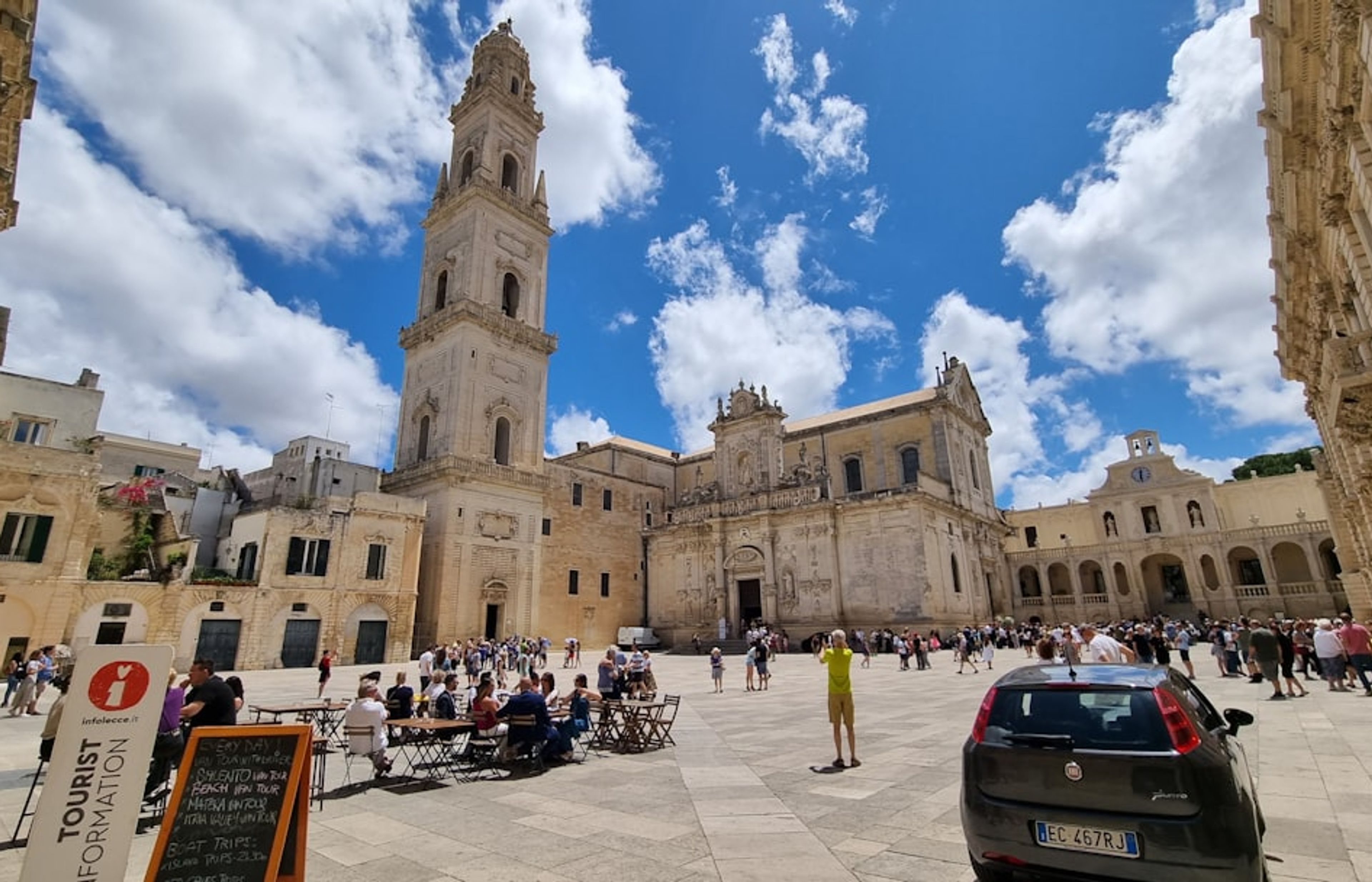 Piazza del Duomo - The Enclosed Baroque Square