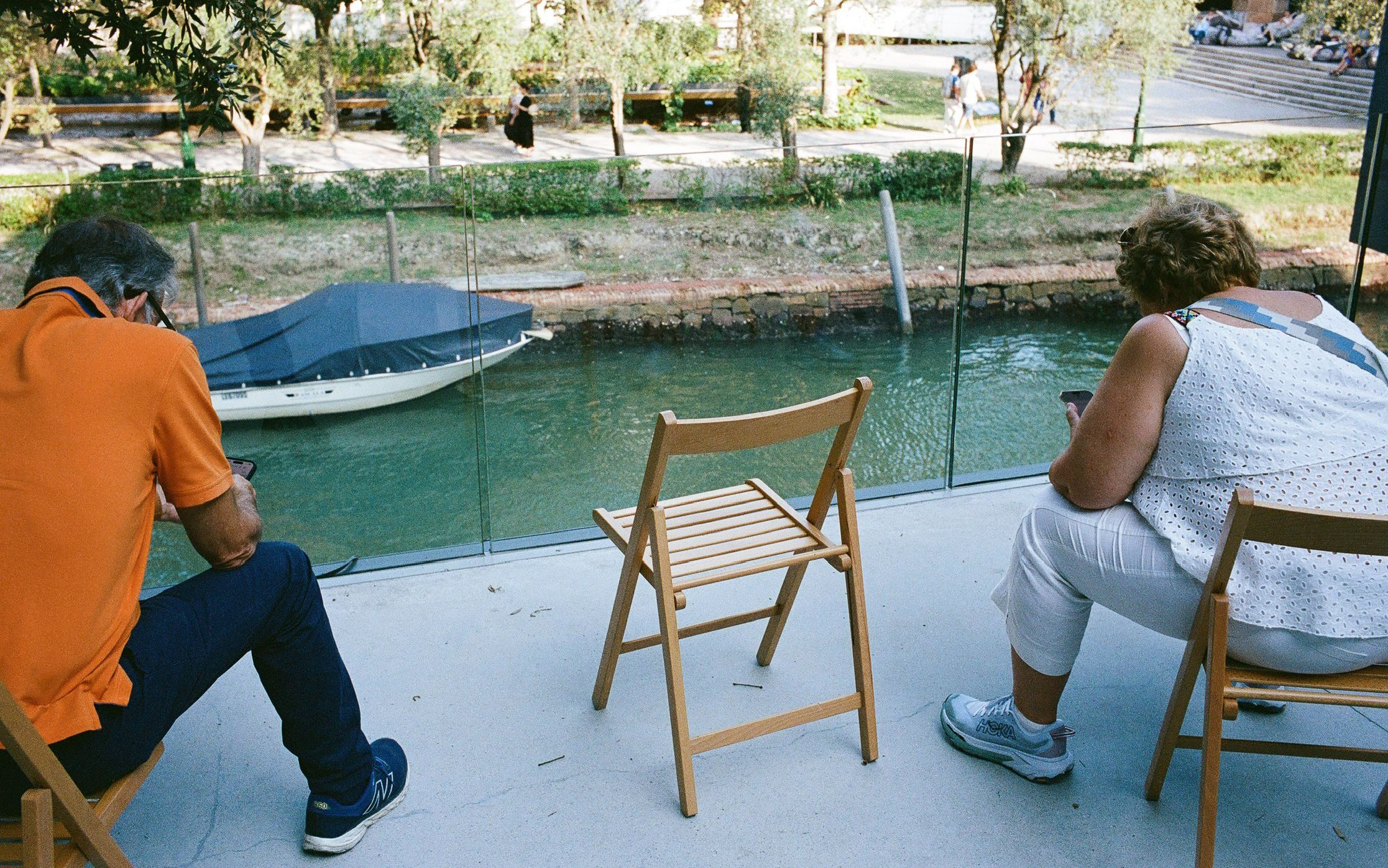 A seated visitor whose colours echo the nearby painting.