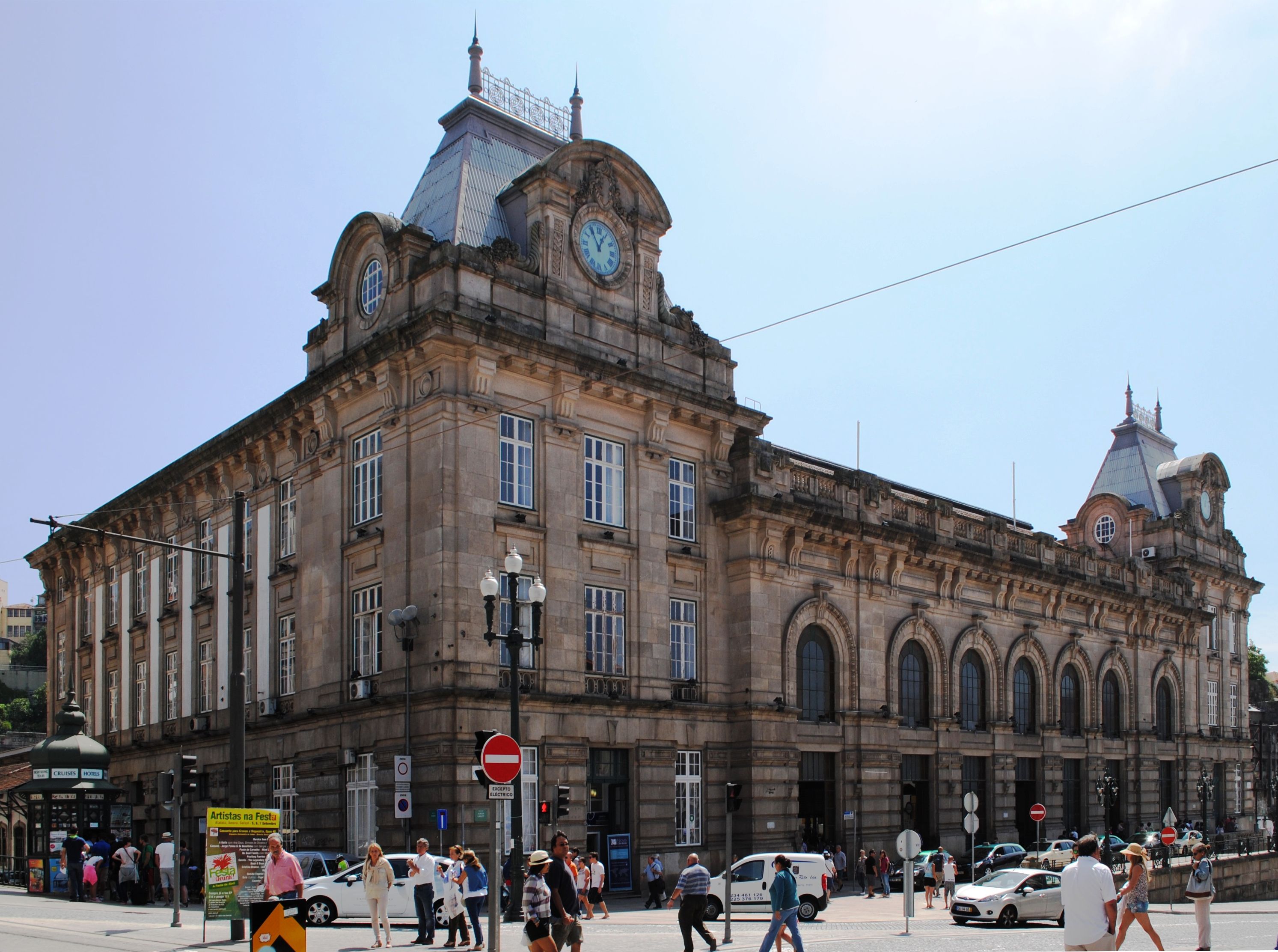 São Bento Railway Station - 20,000 Azulejo Tiles in a Working Station