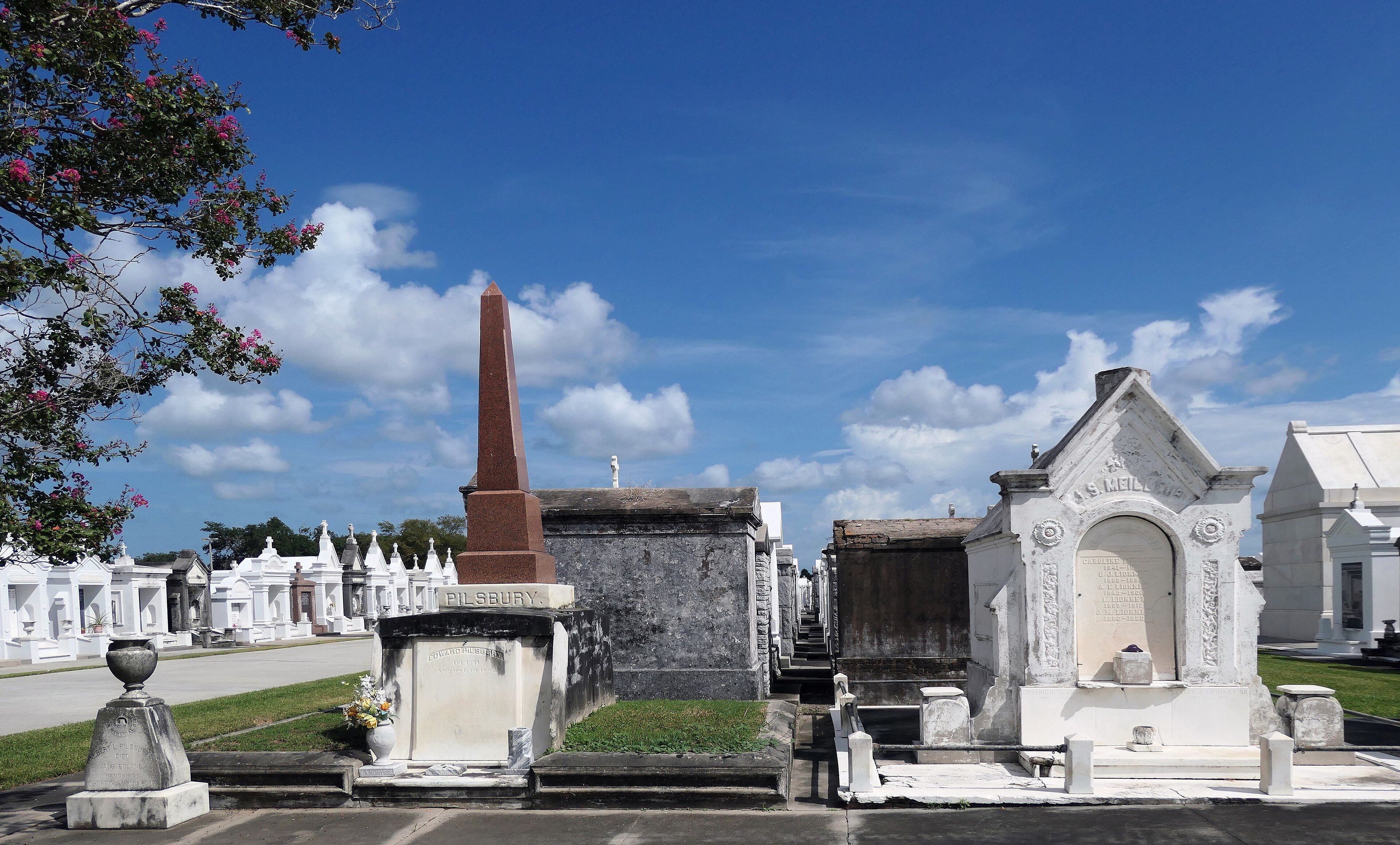 St. Louis Cemetery No. 1 - Official Tour of the Oldest City of the Dead
