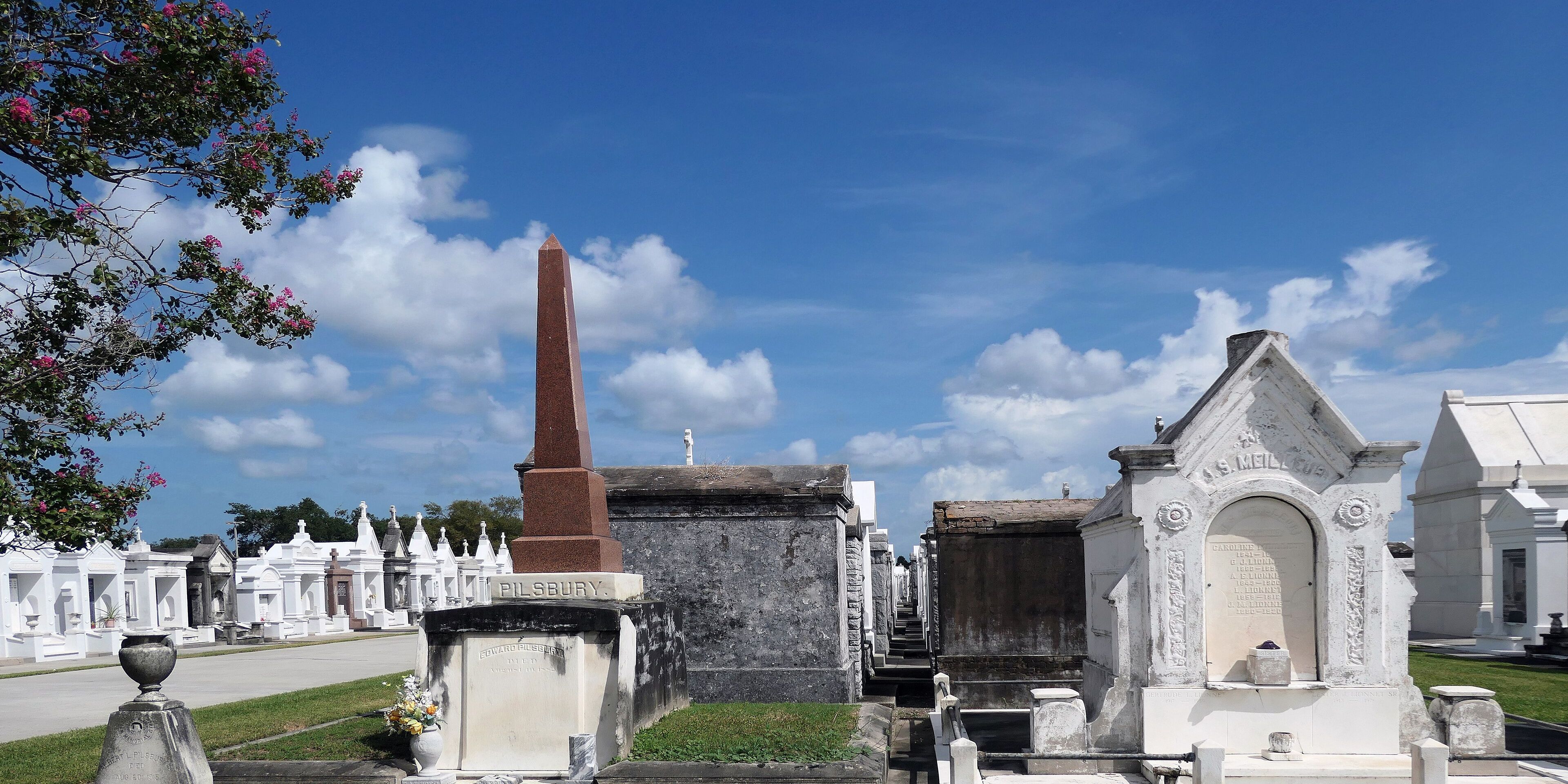 Hotels near St. Louis Cemetery No. 1