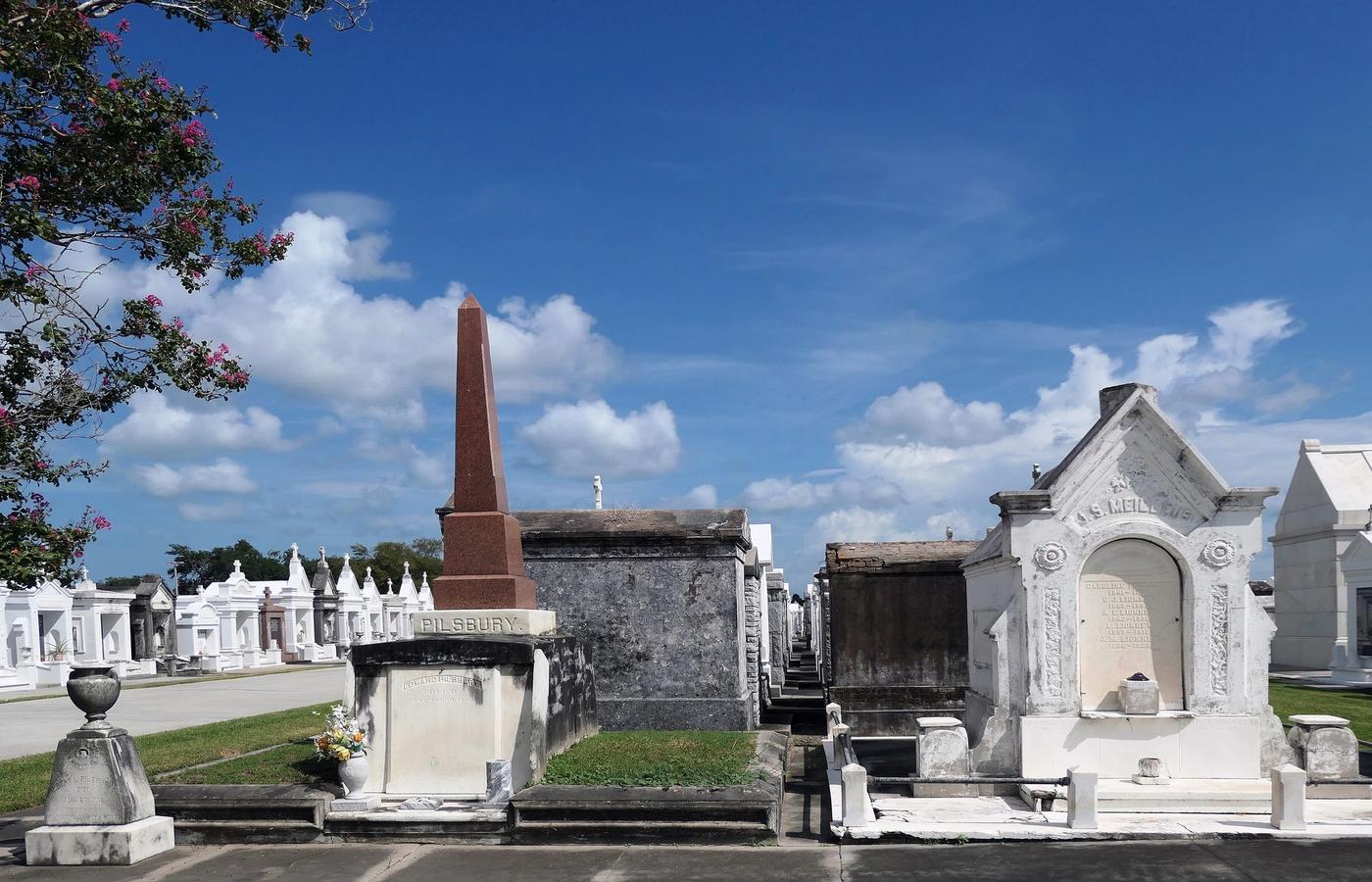 St. Louis Cemetery No. 1 - Official Tour of the Oldest City of the Dead