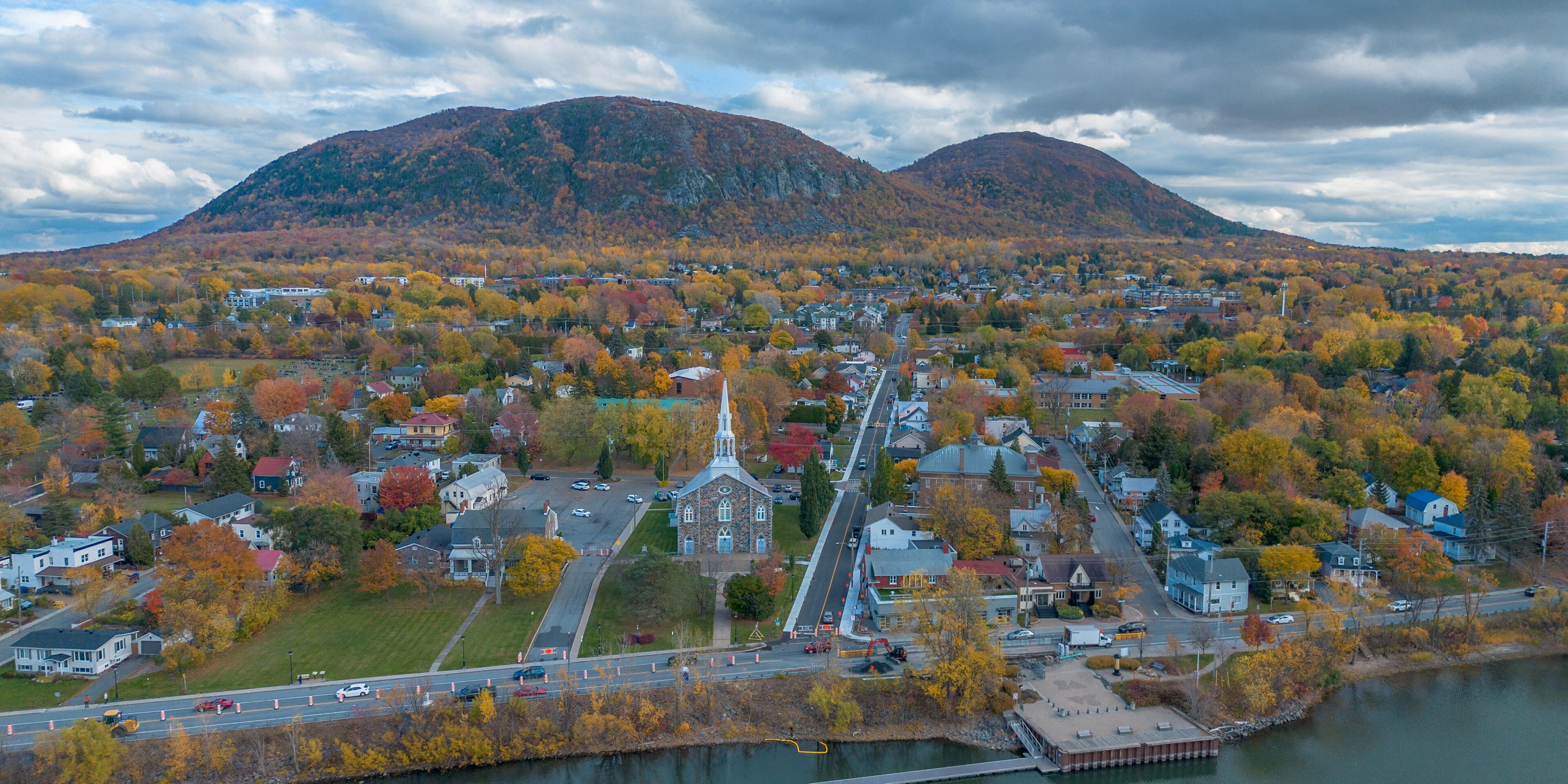 Hotels near Mont Saint-Hilaire