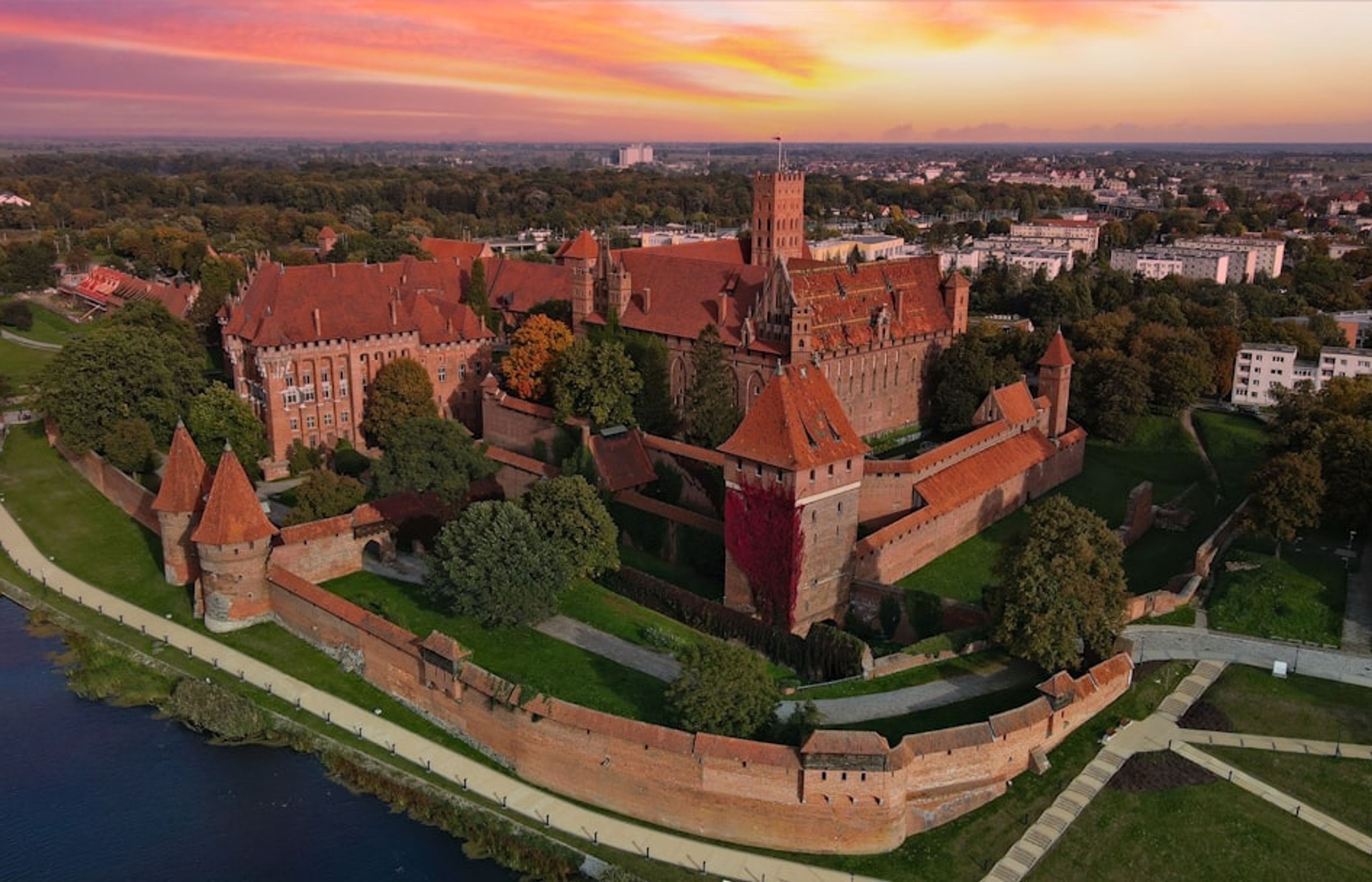 Royal Castle (Zamek Krolewski) - Poland's Seat of Power Reborn