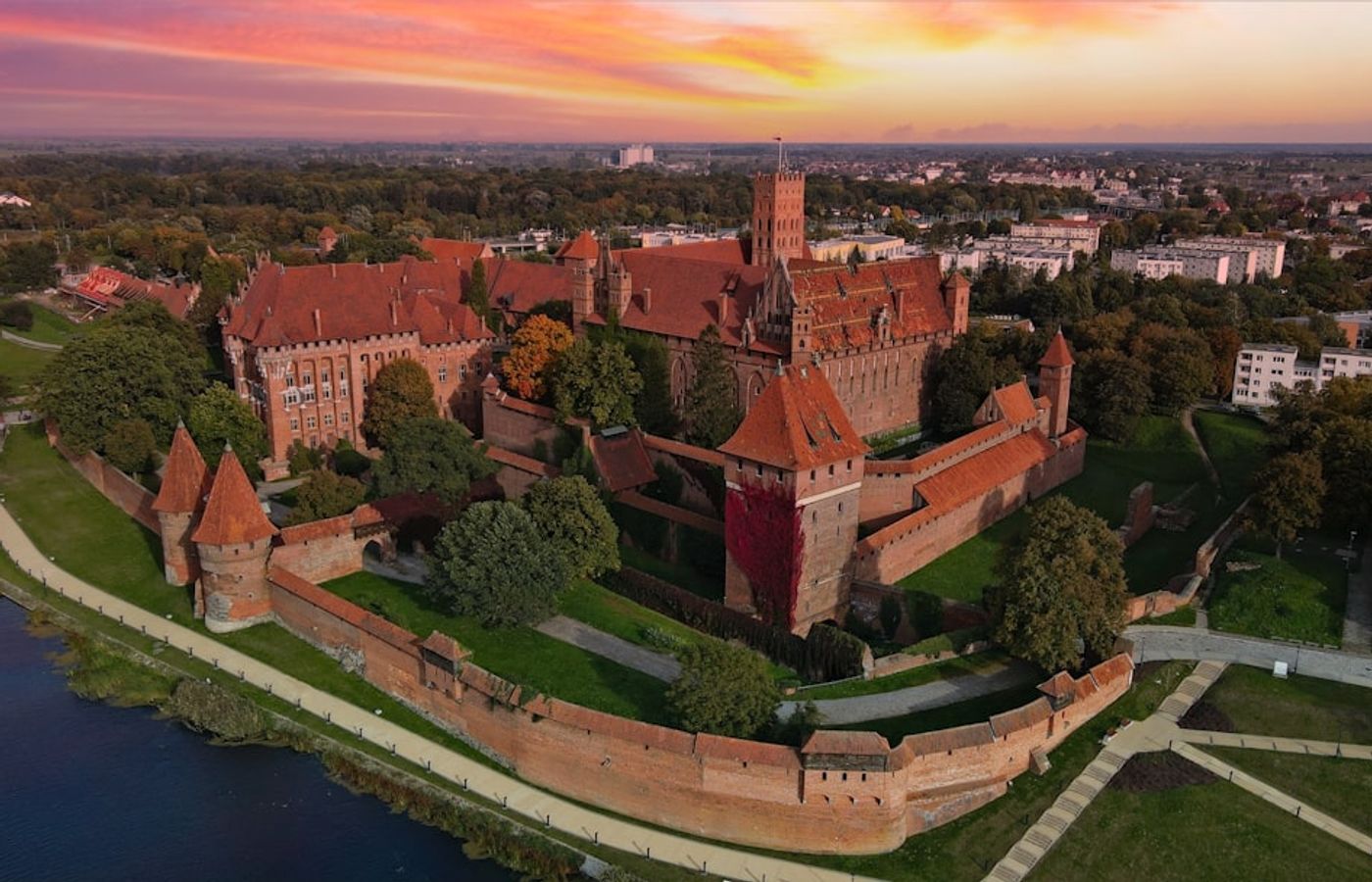 Royal Castle (Zamek Krolewski) - Poland's Seat of Power Reborn
