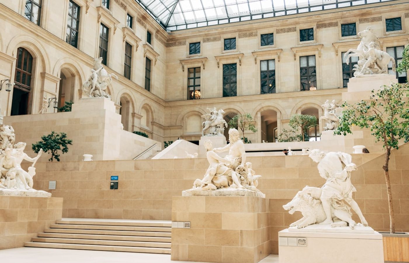 Louvre Museum - The World's Largest Art Collection