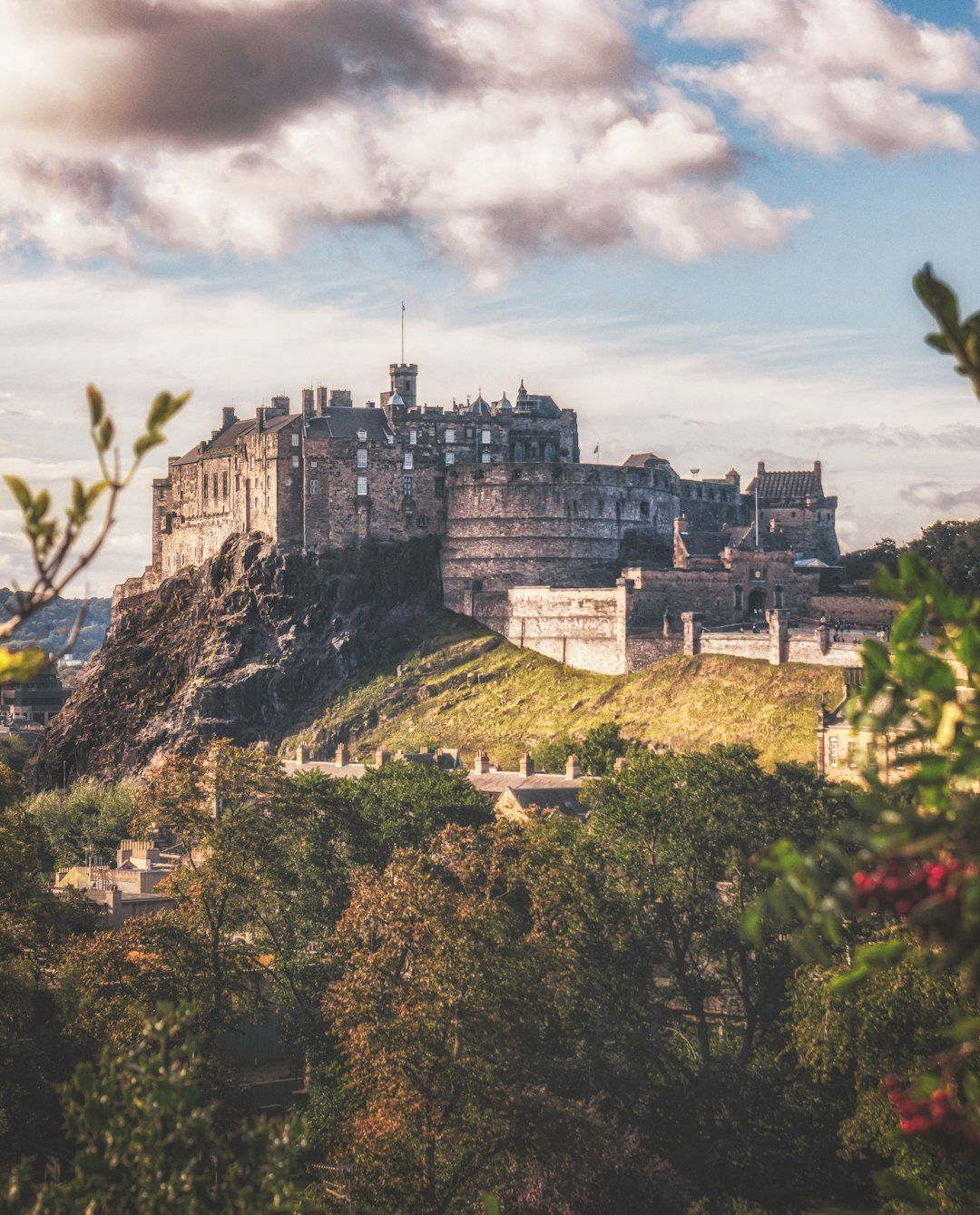 Edinburgh Castle - The Iconic Fortress Dominating the Old Town