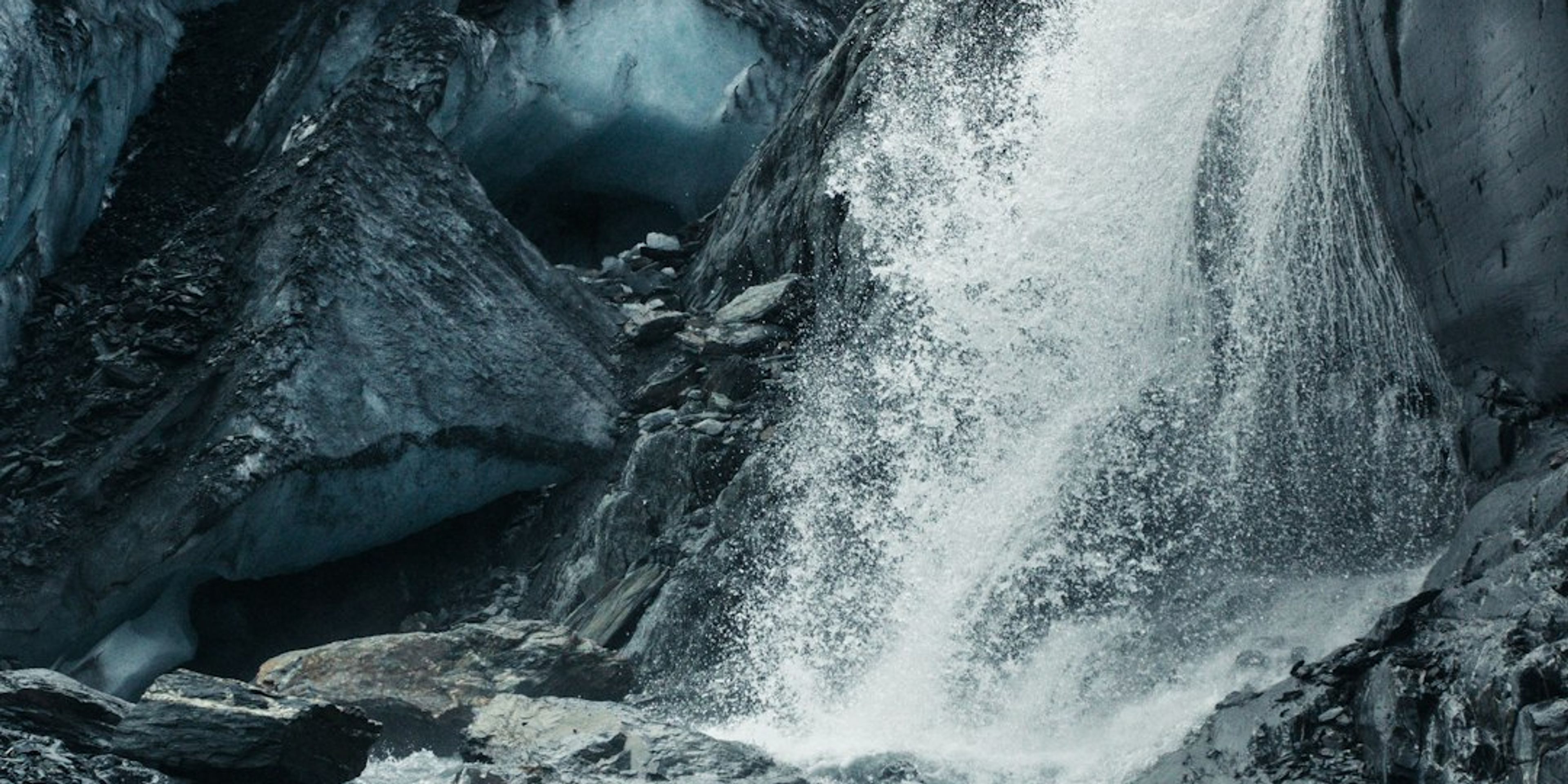 Hotels near Norvan Falls
