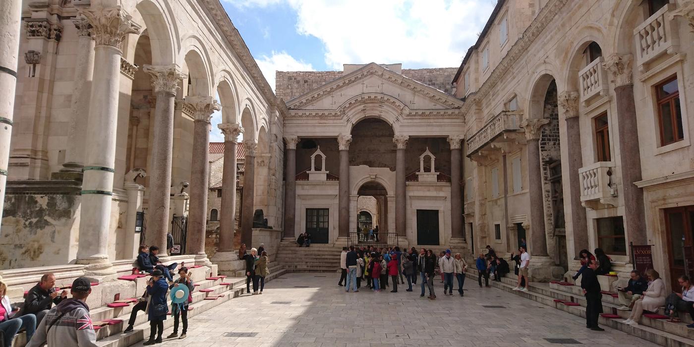 Hotels near Peristyle Square (Peristil)