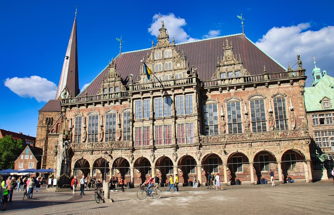 Market Square (Kauppatori) and the Old Market Hall - Waterfront Food and Crafts