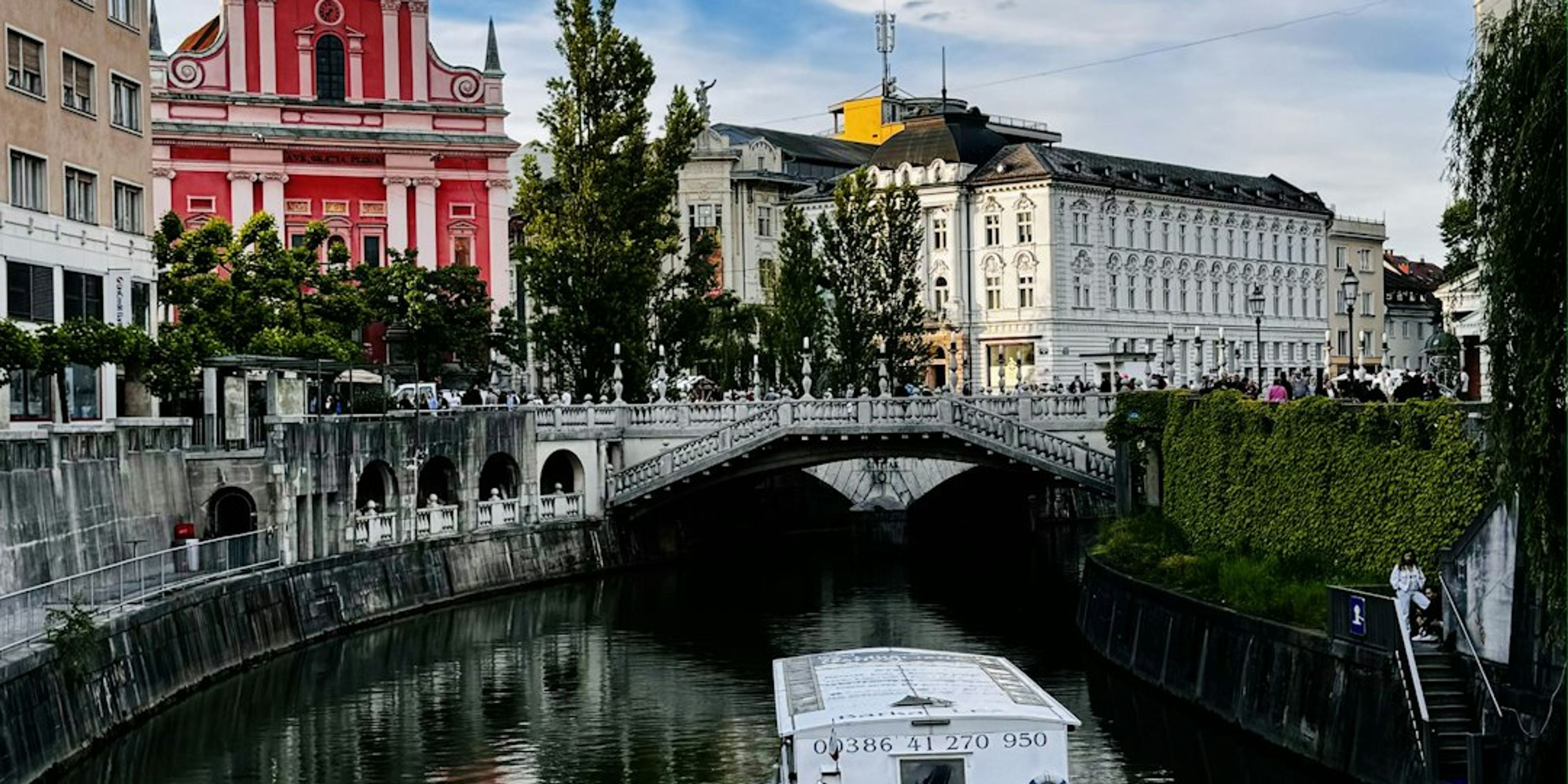 Hotels near Triple Bridge (Tromostovje)