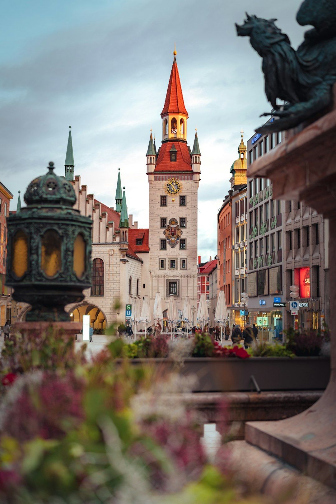 Marienplatz and the Rathaus-Glockenspiel - Take the 11:00 or the 21:00, Never the 17:00