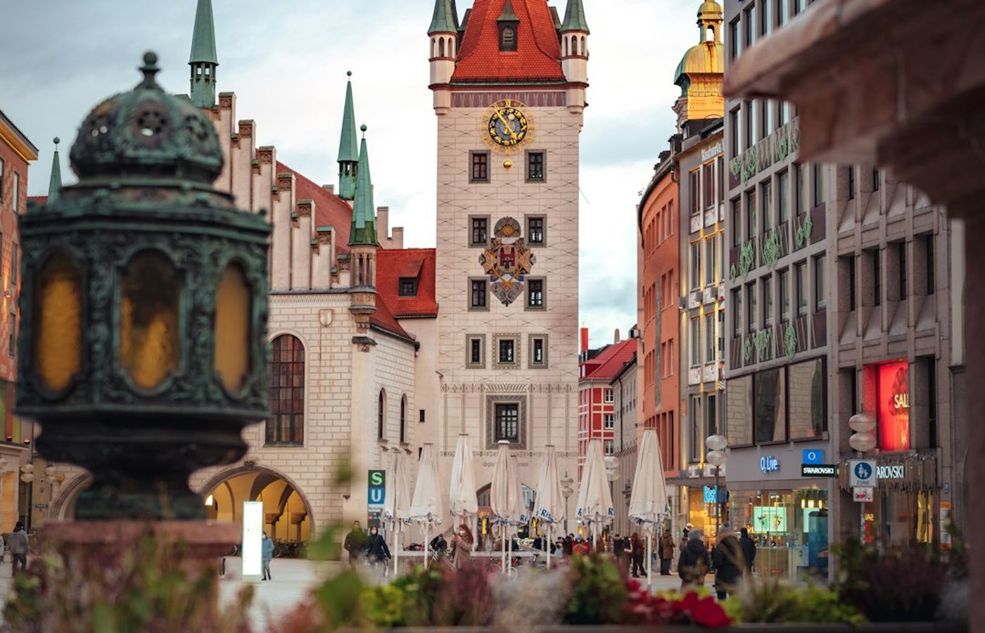Marienplatz and the Rathaus-Glockenspiel - Take the 11:00 or the 21:00, Never the 17:00