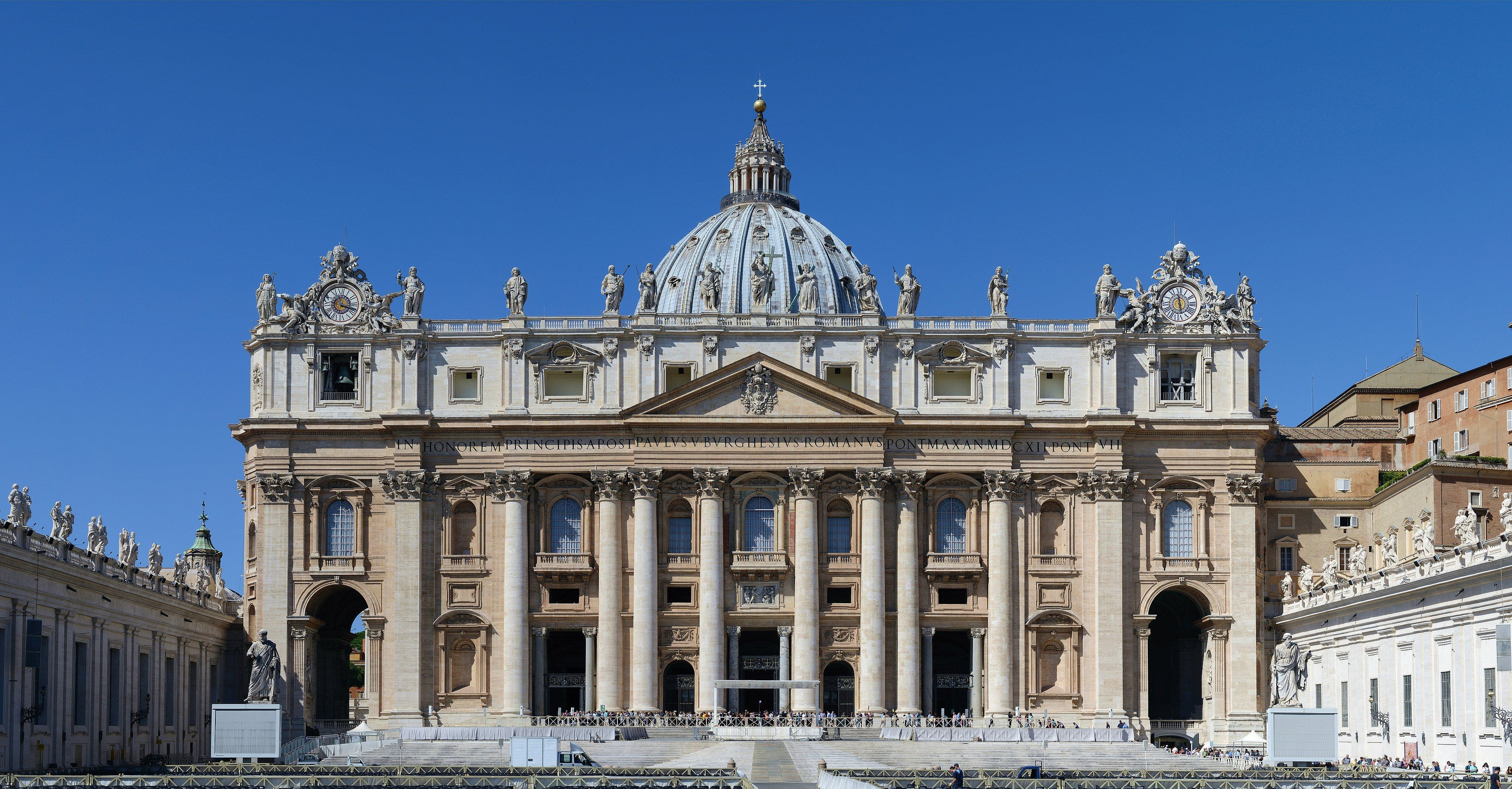 St Peter's Basilica - The Largest Church in the World