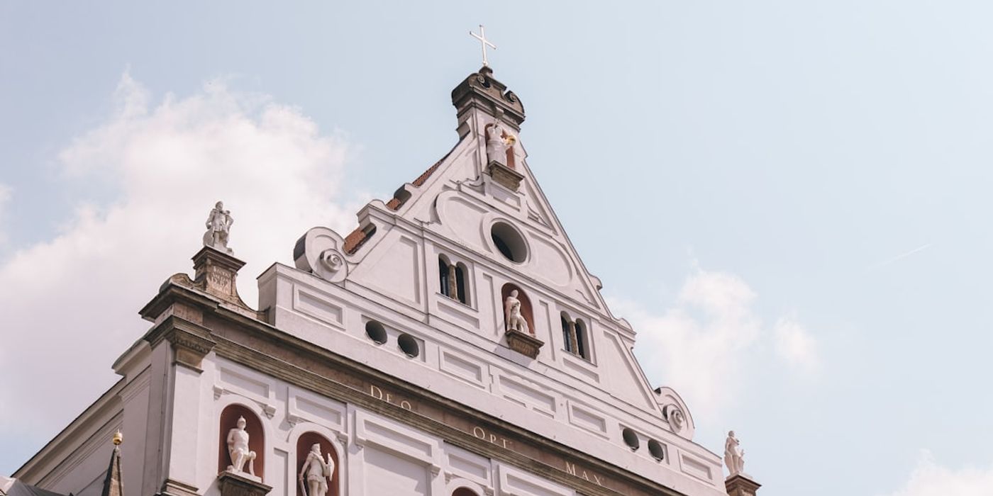 Hotels near St Peter's Church