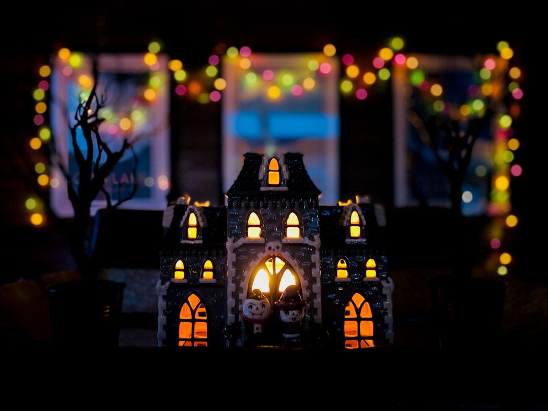 Behind the Screams - The Same Haunted Houses With the Lights On