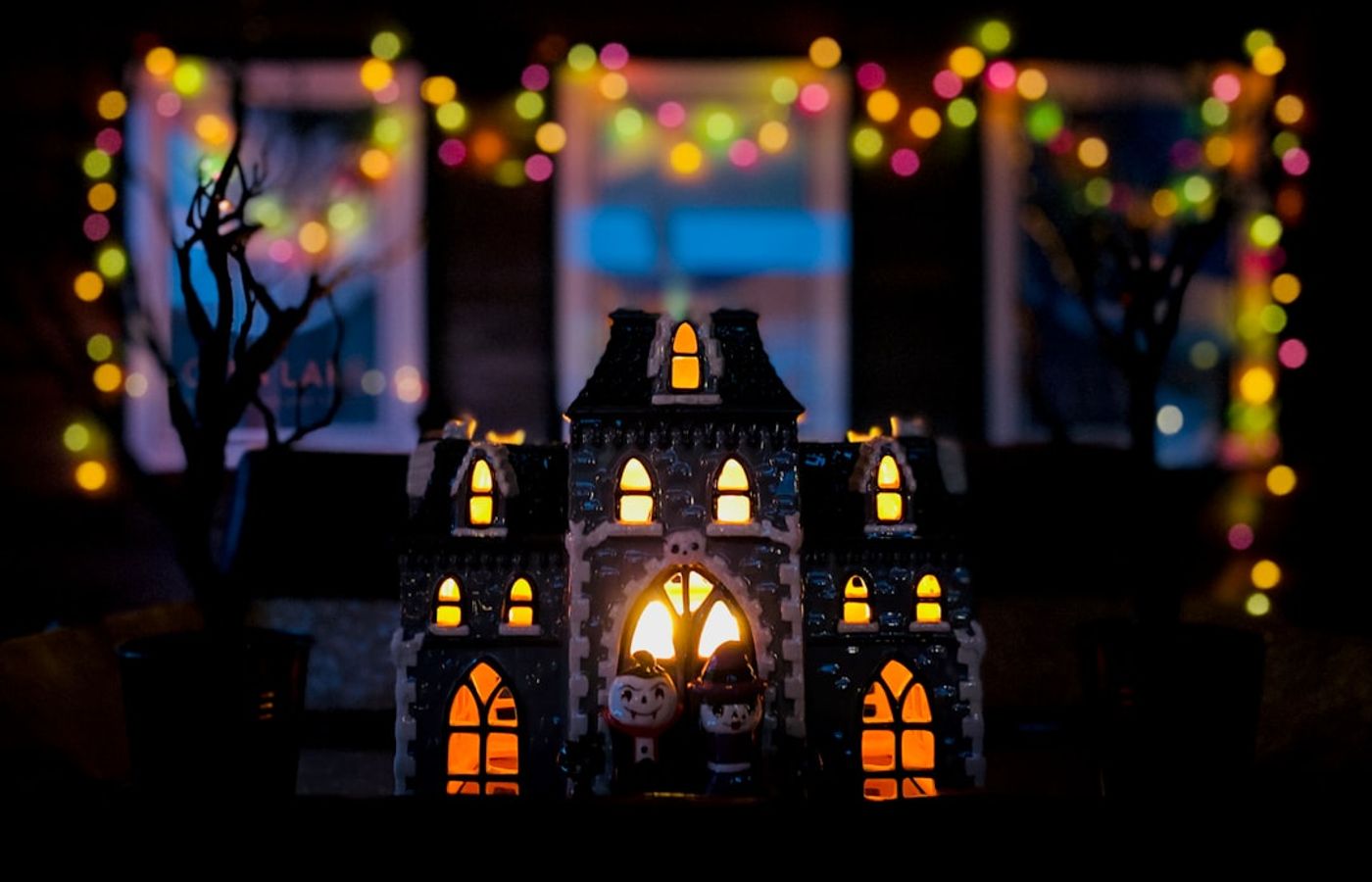 Behind the Screams - The Same Haunted Houses With the Lights On