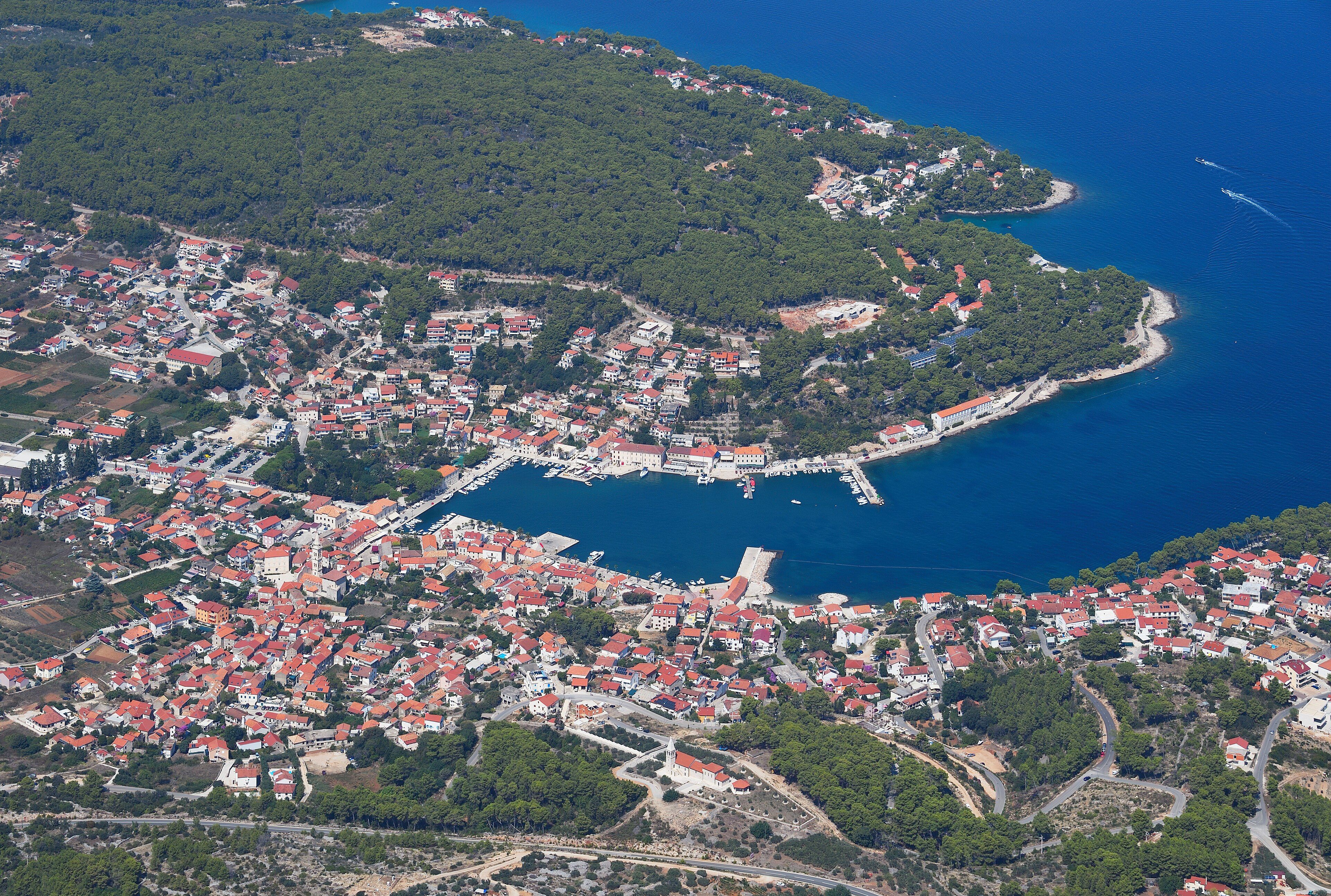 Jelsa - A Quieter Harbour Town and the Island's Wine Country