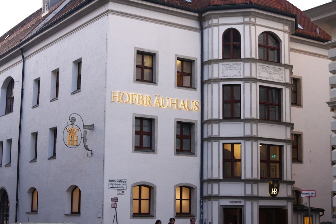 Hofbräuhaus am Platzl - Worth It at 11:00, Unbearable at 20:00