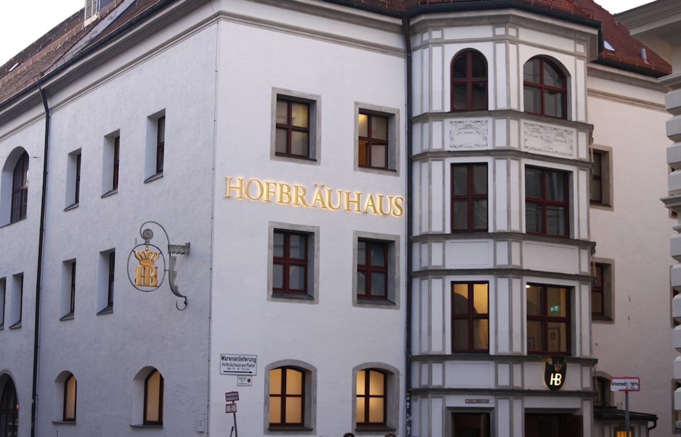 Hofbräuhaus am Platzl - Worth It at 11:00, Unbearable at 20:00