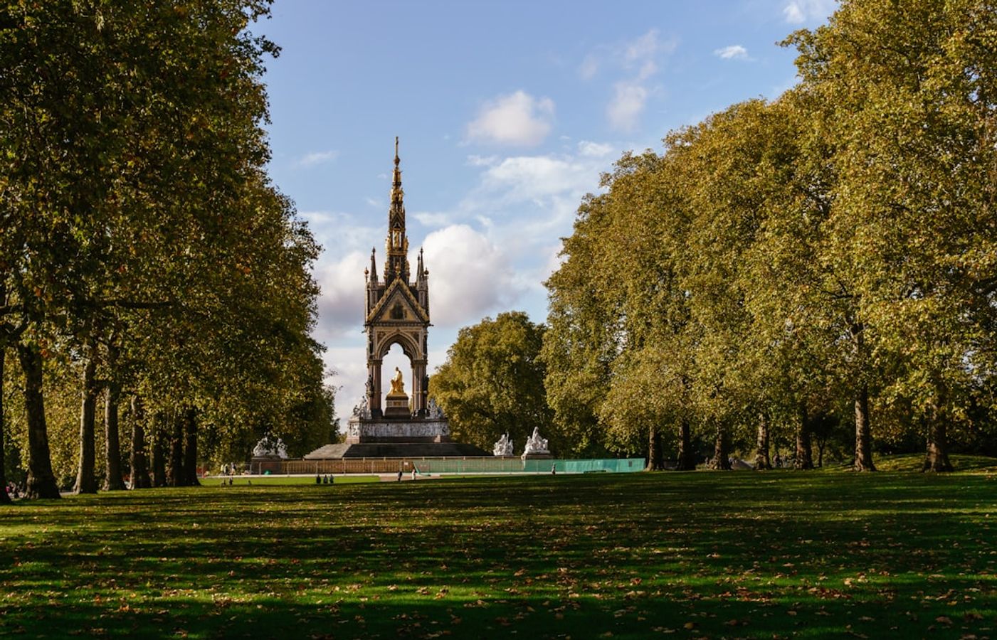 Hyde Park & Kensington Gardens - 350 Acres of Green in Central London