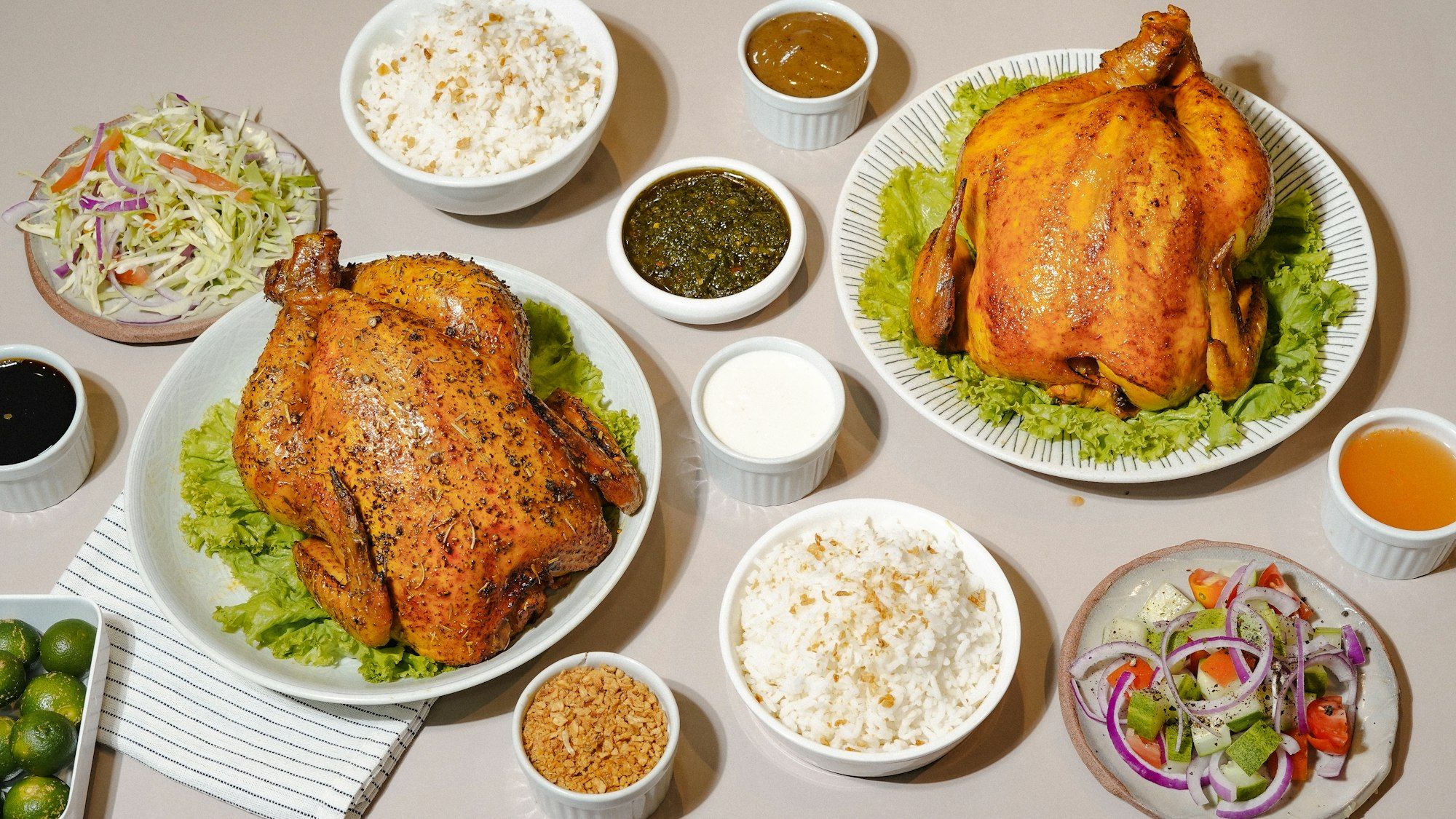 Polli arrosto con riso, insalata e ciotoline di salse
