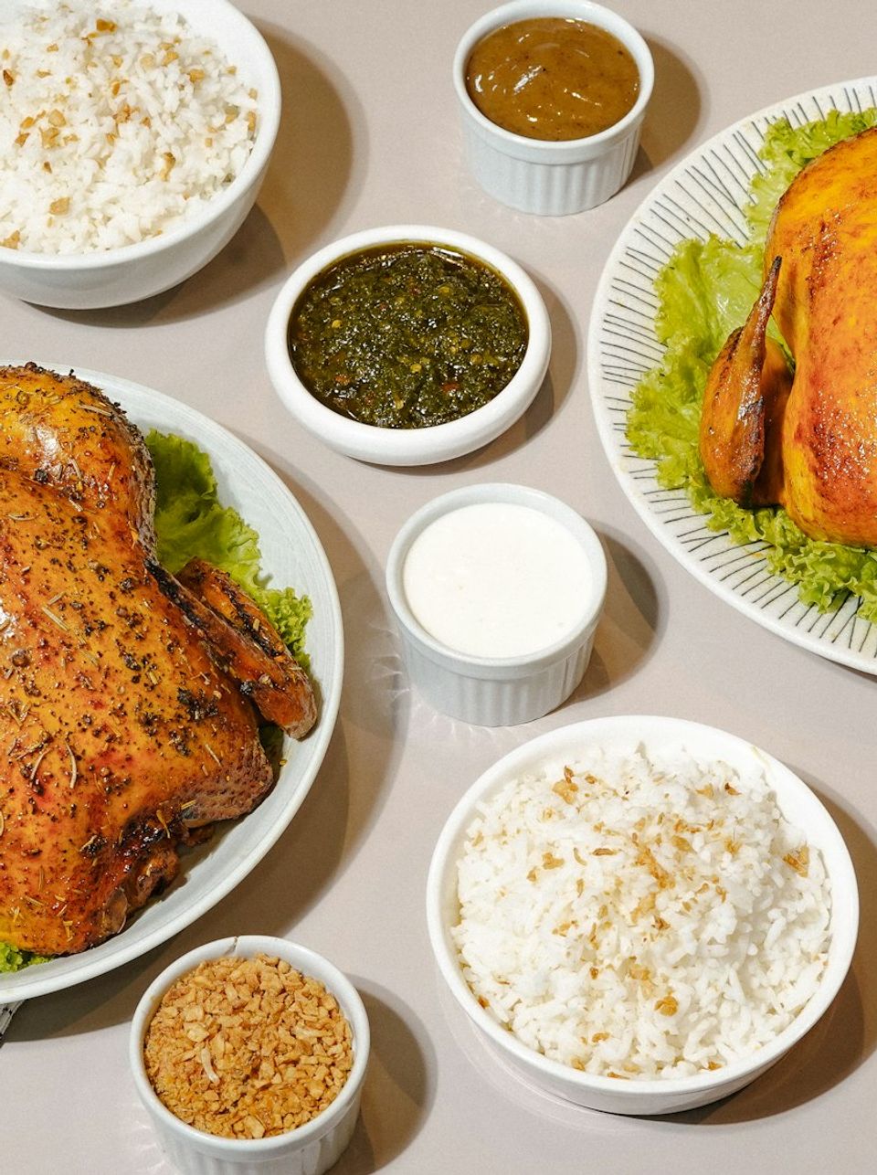 Polli arrosto con riso, insalata e ciotoline di salse