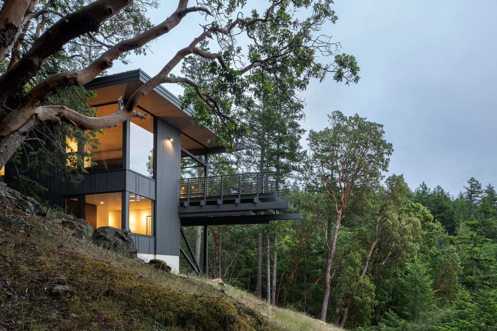 A exteriro shot of a modern home in Orcas Island