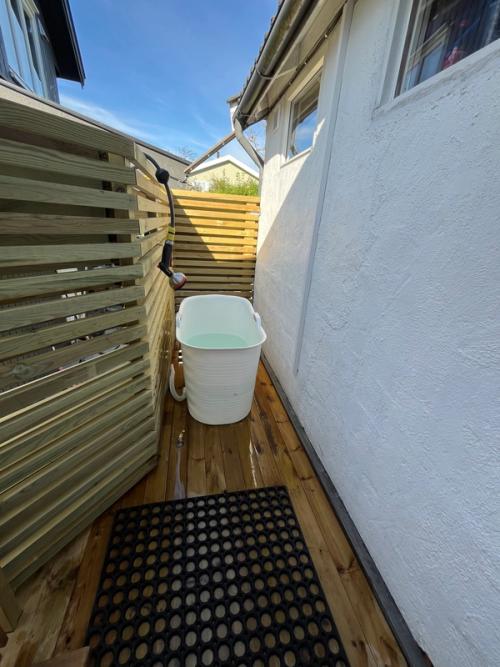 Kaldtvannsbalje og dusj ute