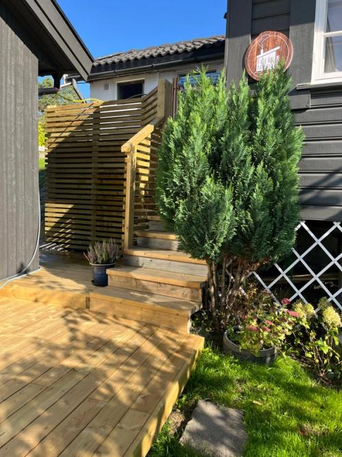 Inngangspartiet og trappene opp til annekset