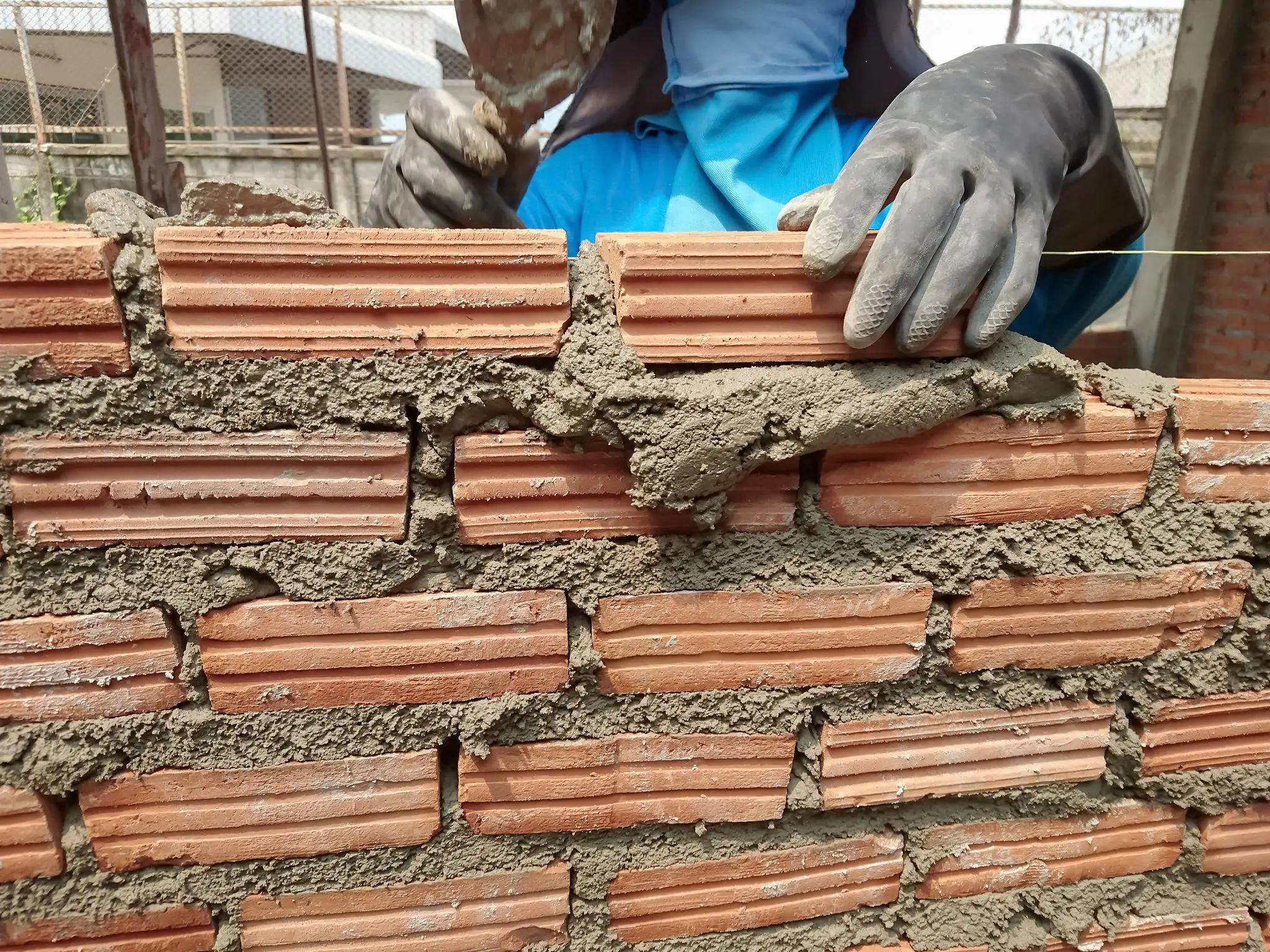 Single brick walls used for interior partitions, room separation, boundary walls, and lightweight construction projects.