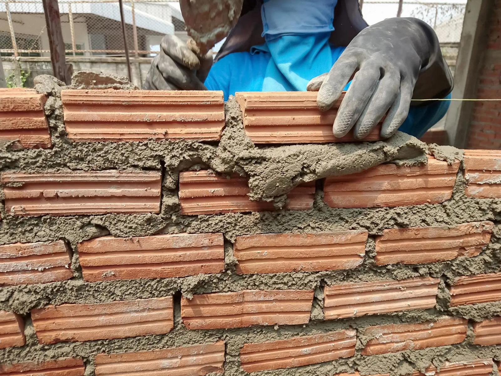 Single brick walls used for interior partitions, room separation, boundary walls, and lightweight construction projects.