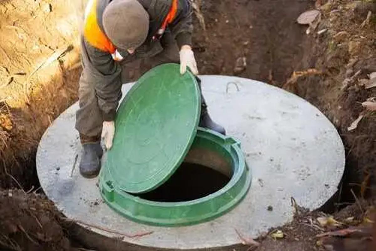 Comparison of septic systems with and without baffle walls showing improved wastewater treatment and drain field protection