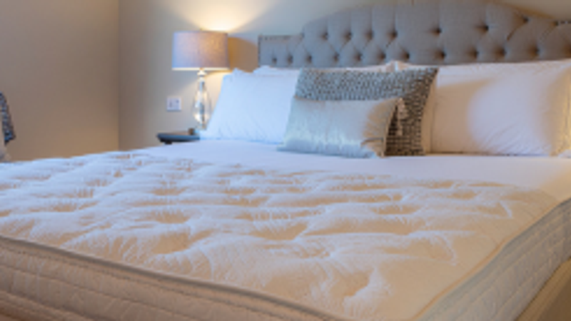 queen size bed size in feet