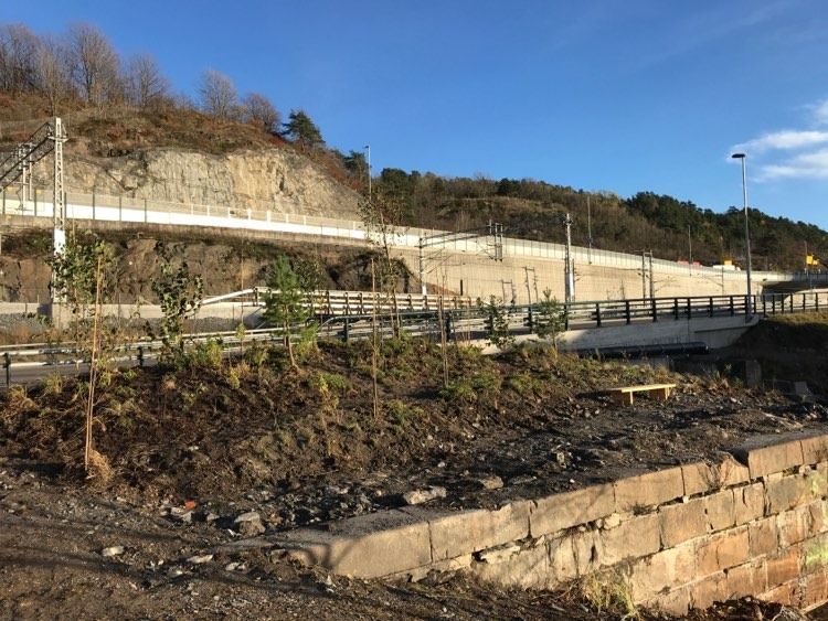 Den gamle blokkmuren har blitt skavet frem, og man har tilført nye muligheter for opphold med vegetasjon i ryggen. 