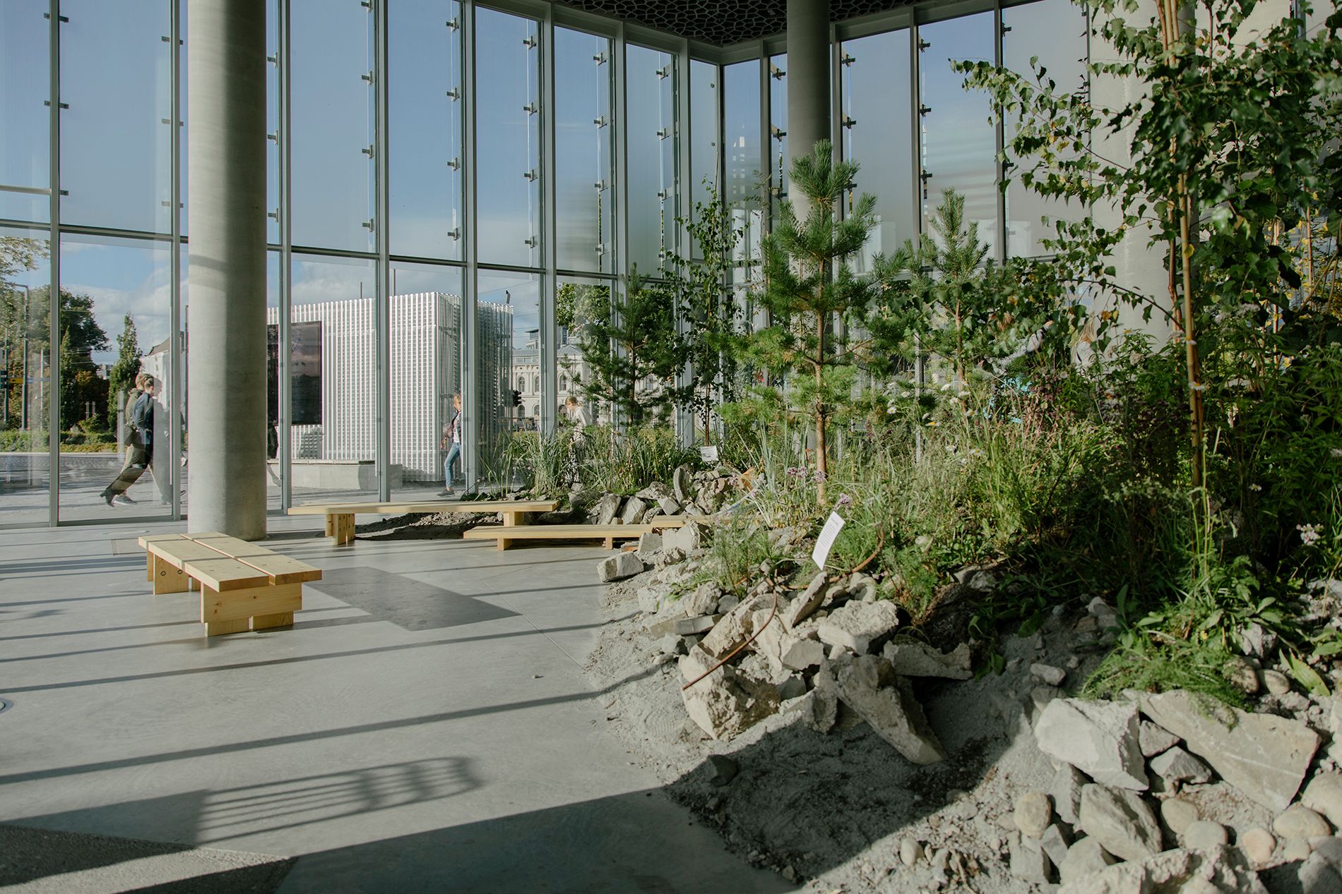 Øya, synlig for forbipasserende på Anne-Cath Vestlys plass