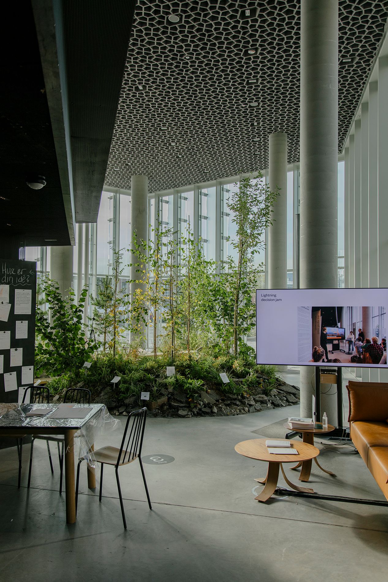 I tillegg til installasjonen, besto utstillingen av film og medvirkningsverskteder